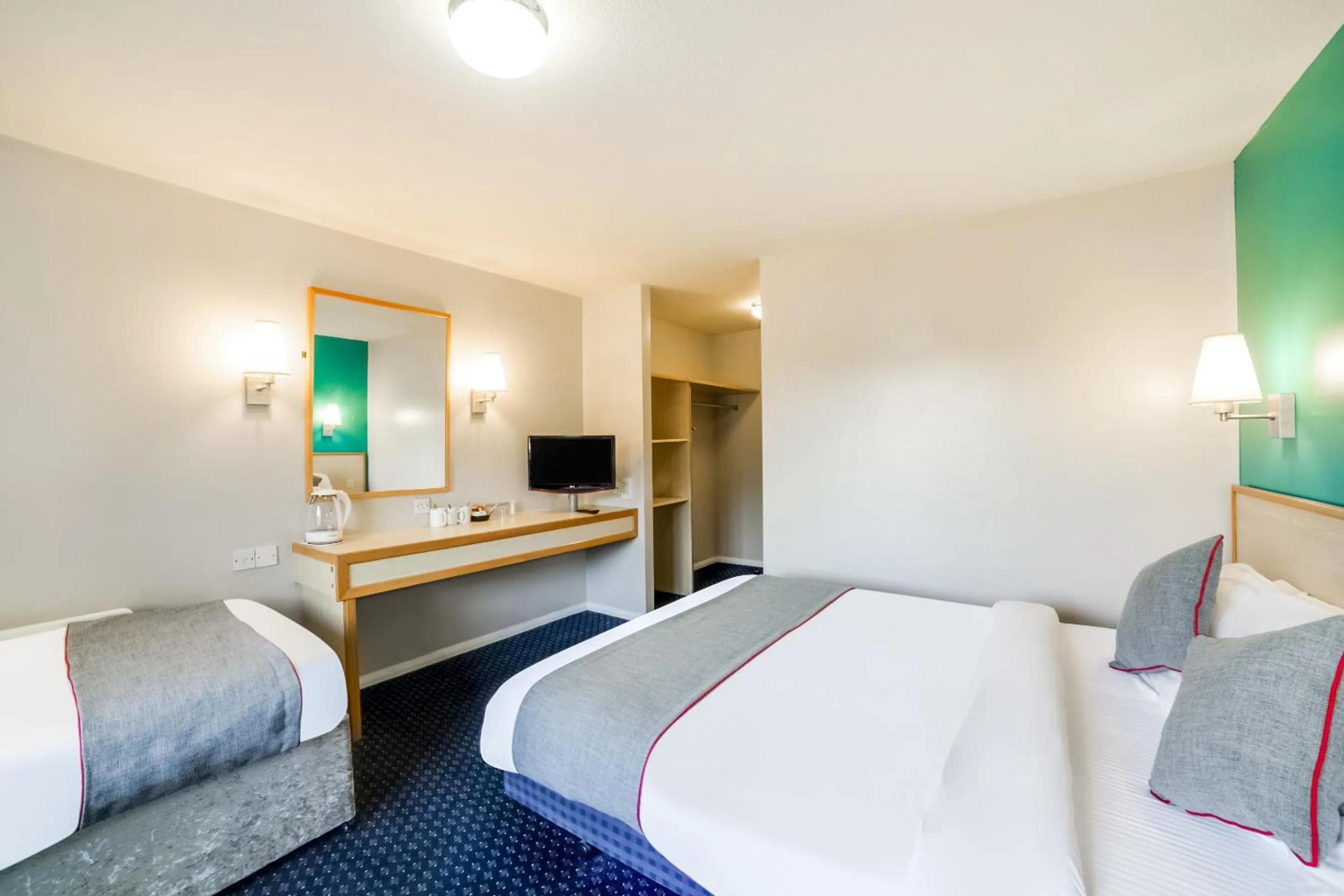 Bedroom, Bed in OYO Sunrise Hotel, A46 N Leicester