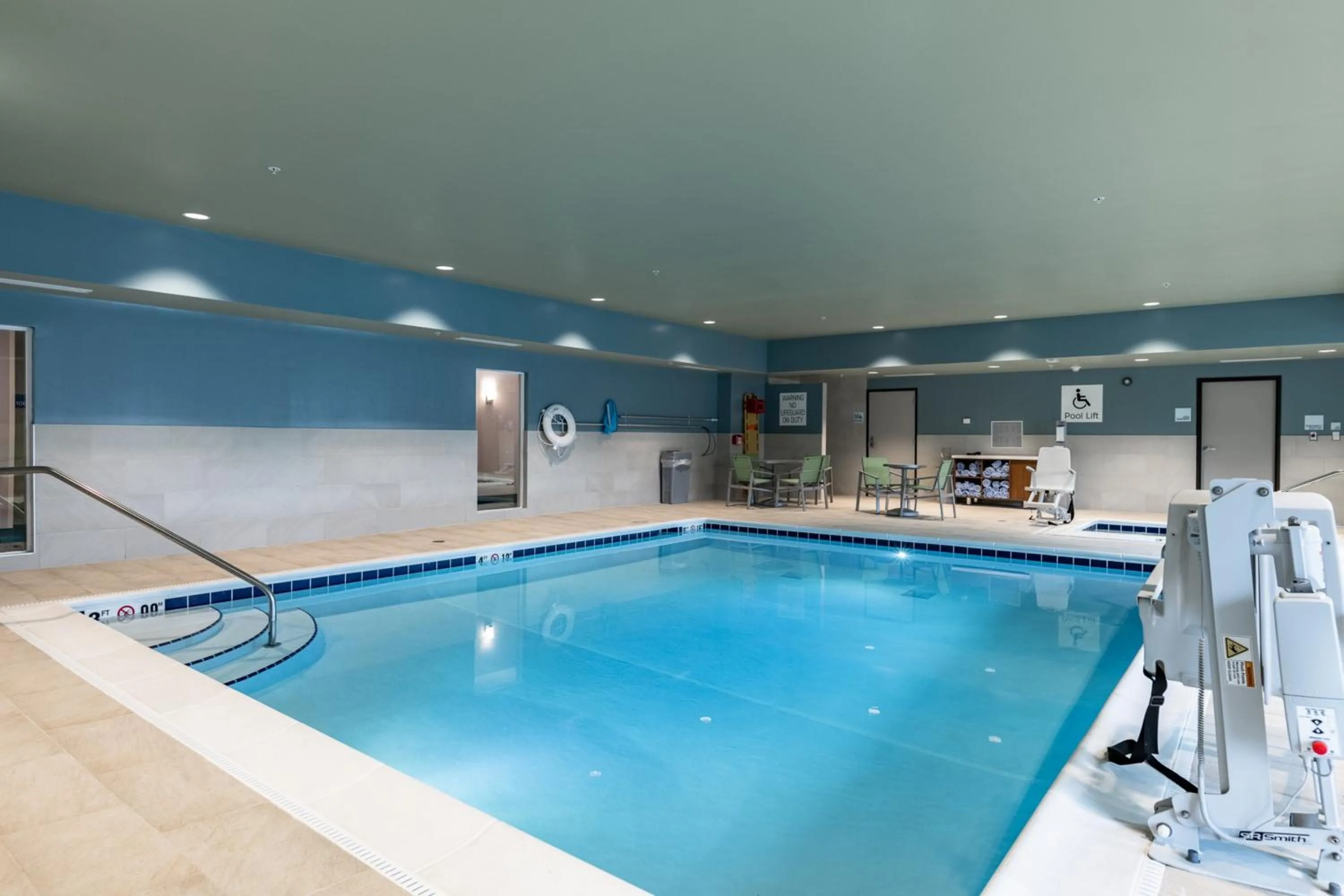 Swimming pool in Holiday Inn Express & Suites - Moundsville by IHG