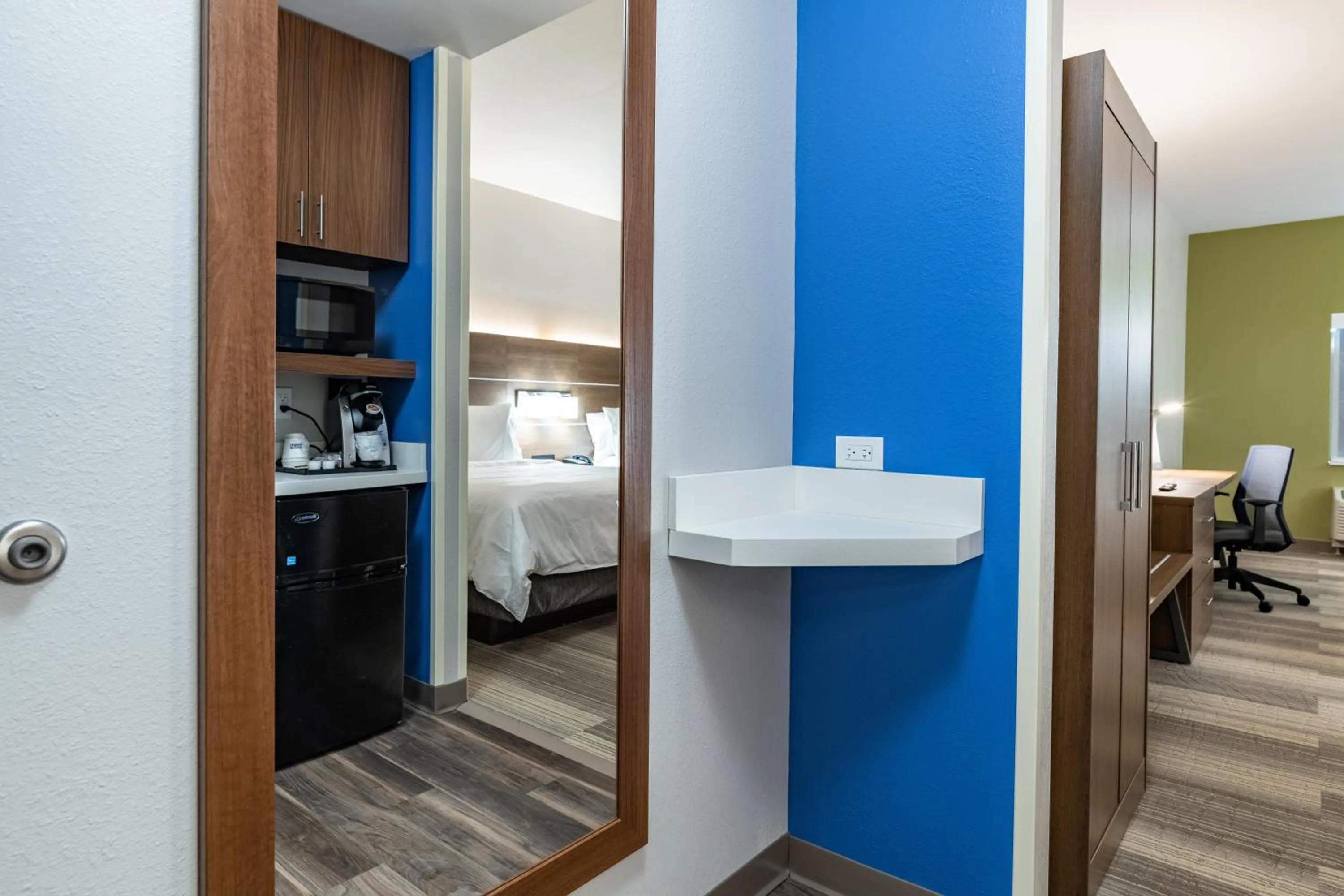 Photo of the whole room, Bed in Holiday Inn Express & Suites - Moundsville by IHG