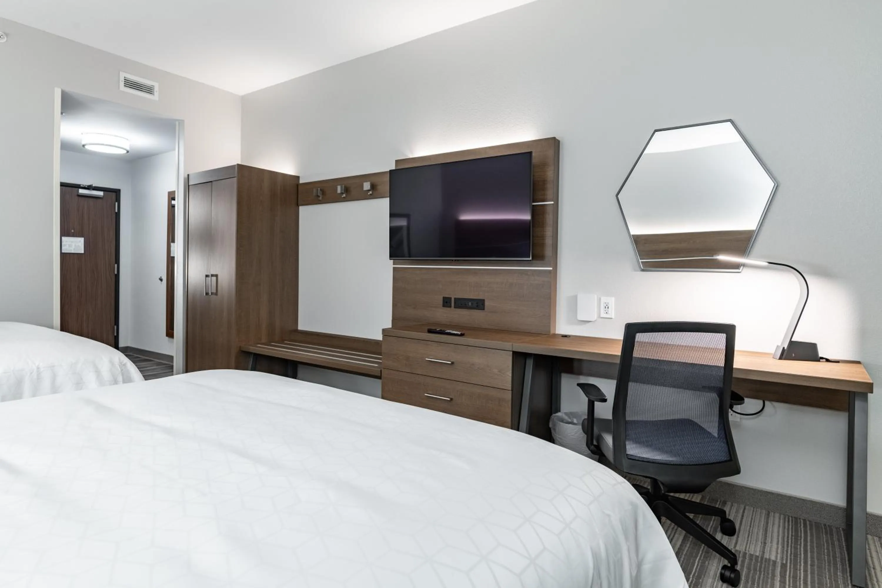 Photo of the whole room, Bed in Holiday Inn Express & Suites - Moundsville by IHG