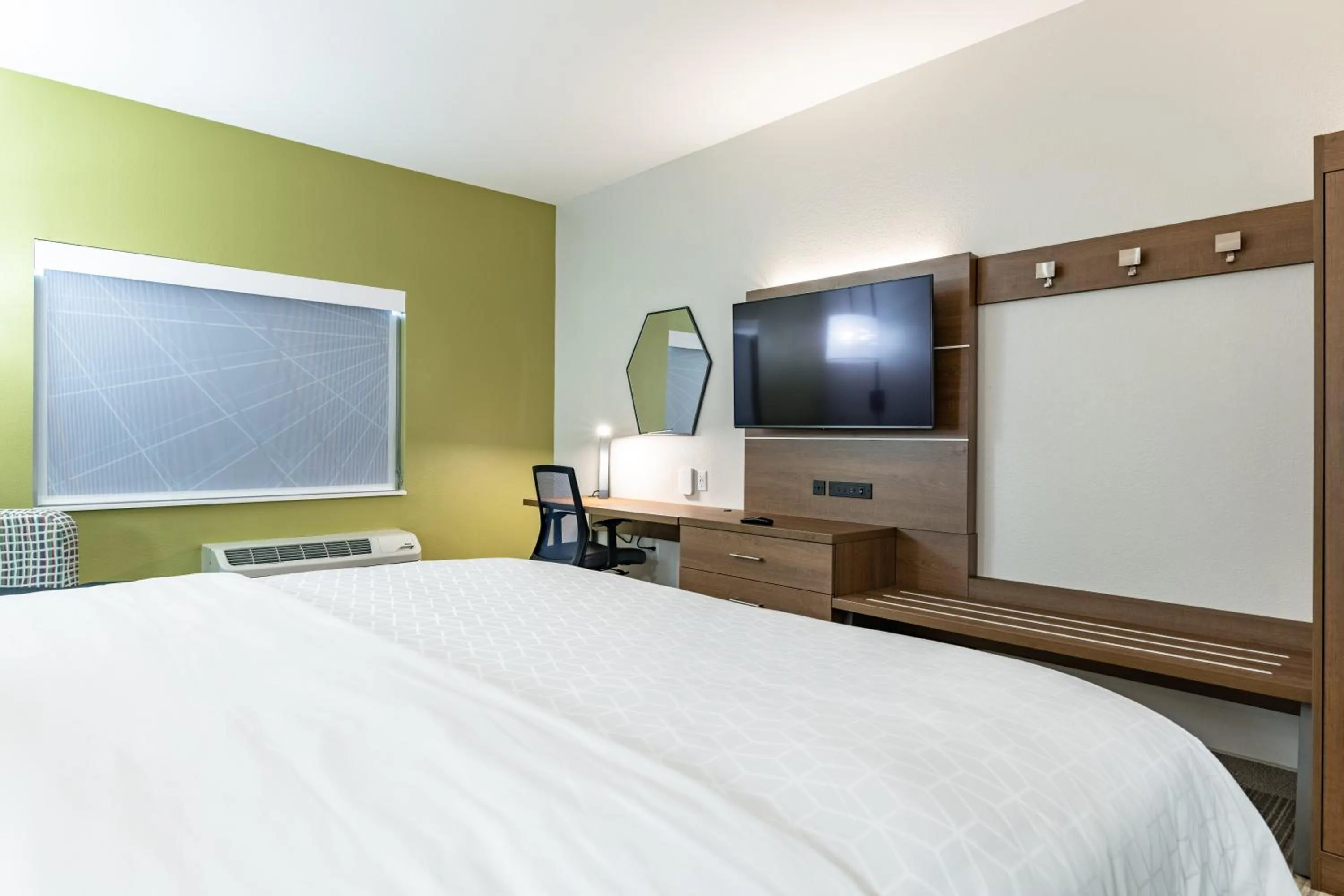 Photo of the whole room, Bed in Holiday Inn Express & Suites - Moundsville by IHG