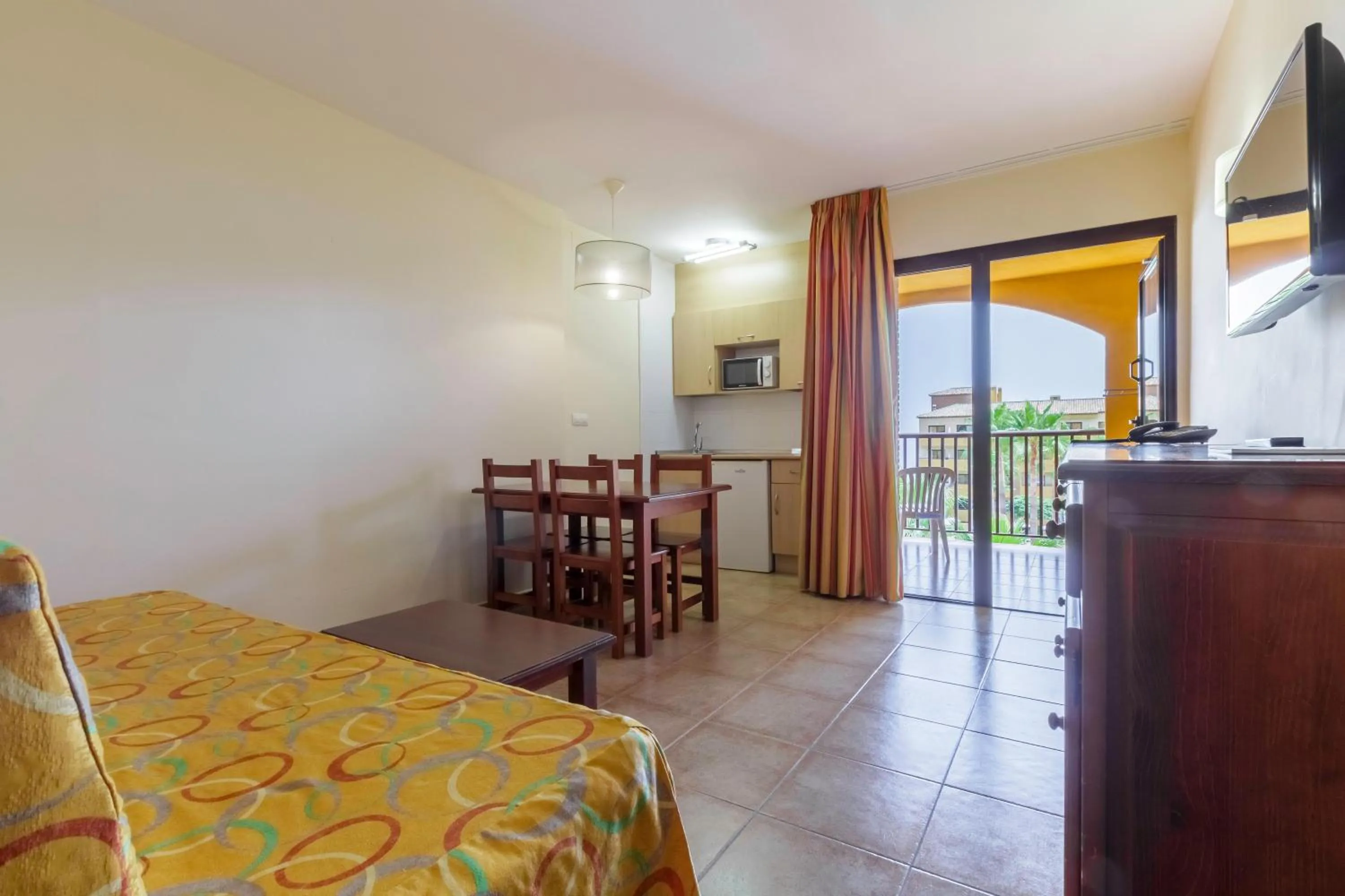 Photo of the whole room in Apartamentos Best Alcazar