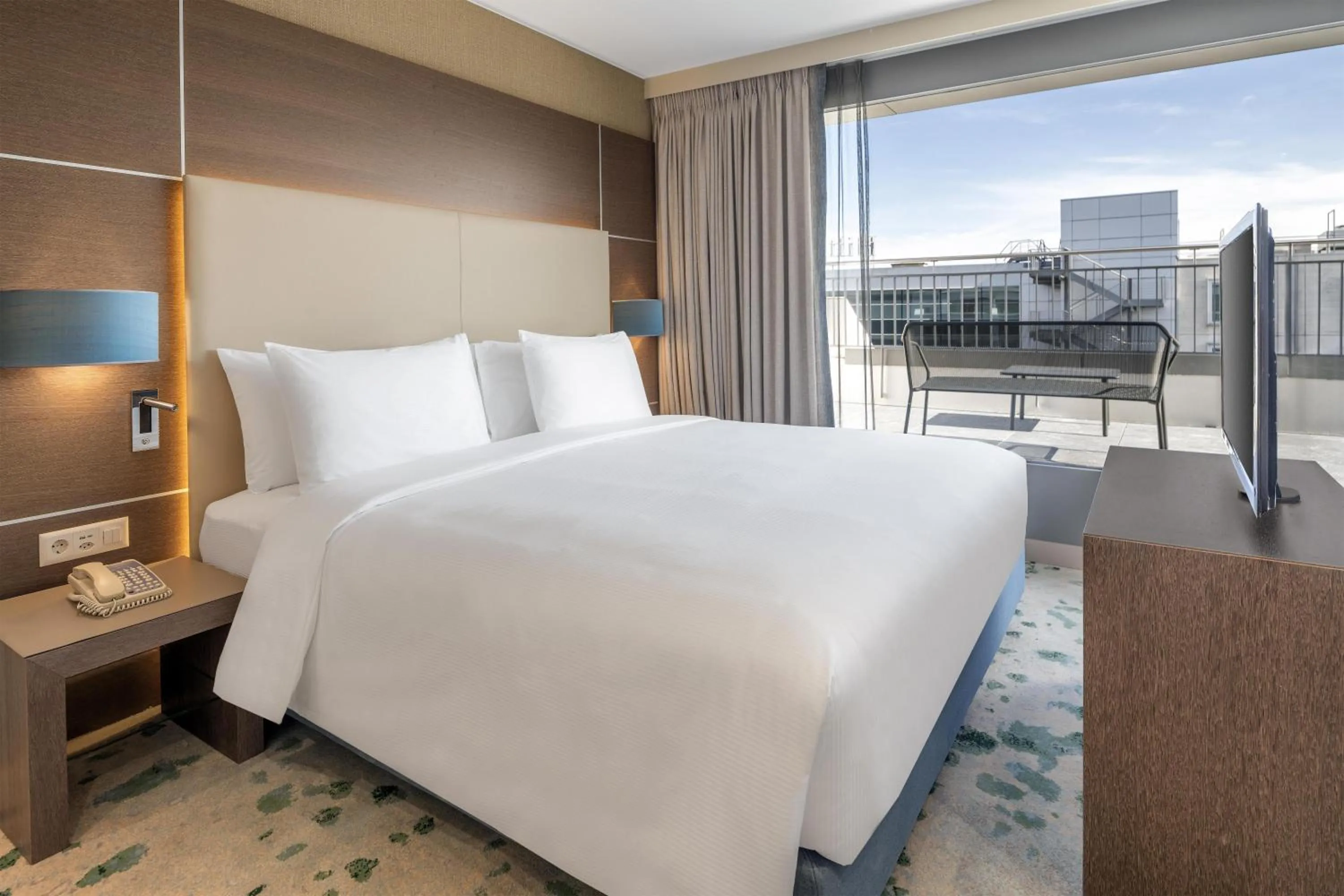 View (from property/room), Bed in Hilton Geneva Hotel and Conference Centre