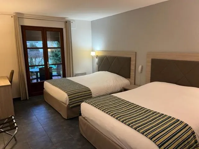 Bed in Hotel Village Motel