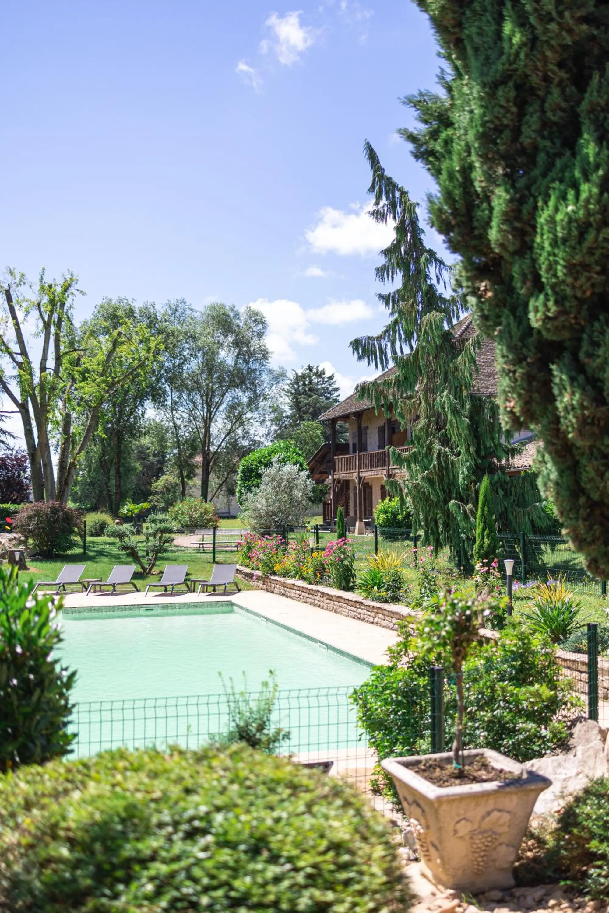 Swimming pool in Hotel Village Motel