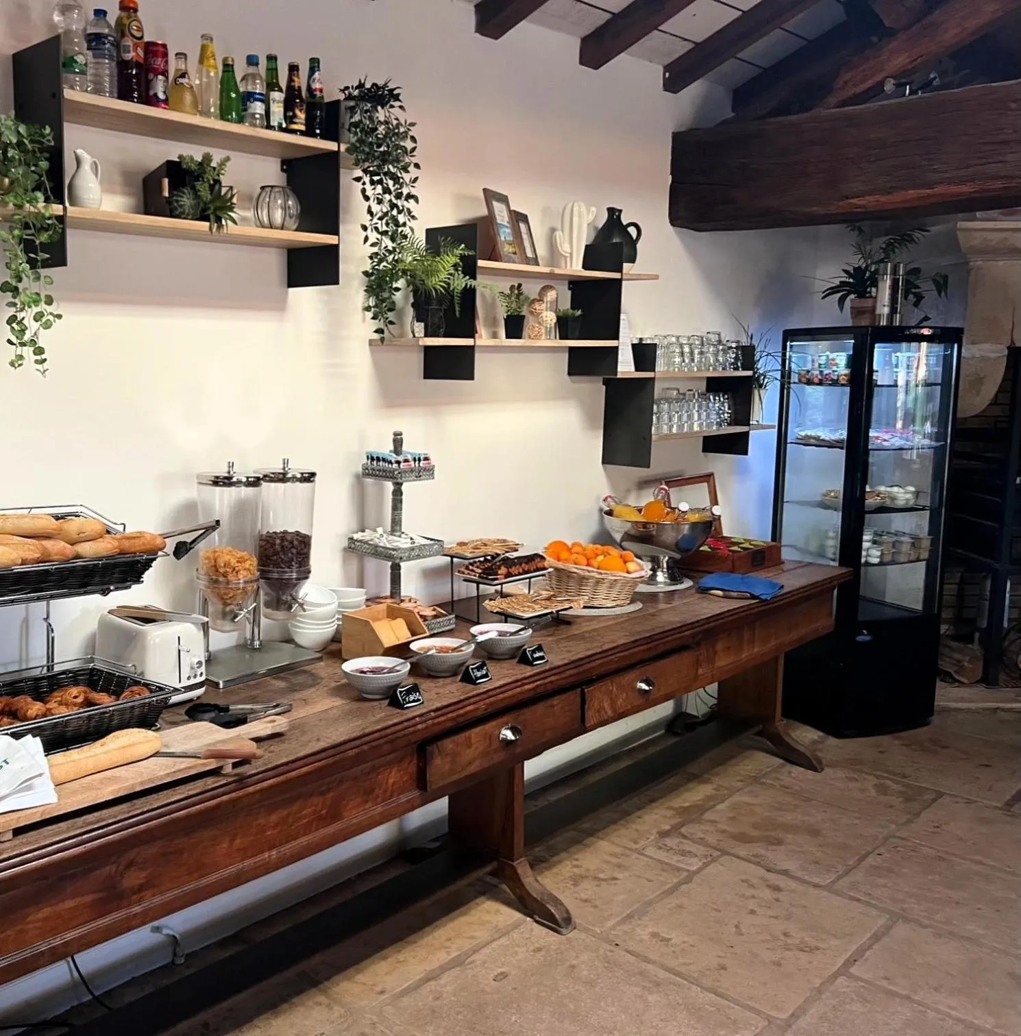 Food and drinks in Hotel Village Motel