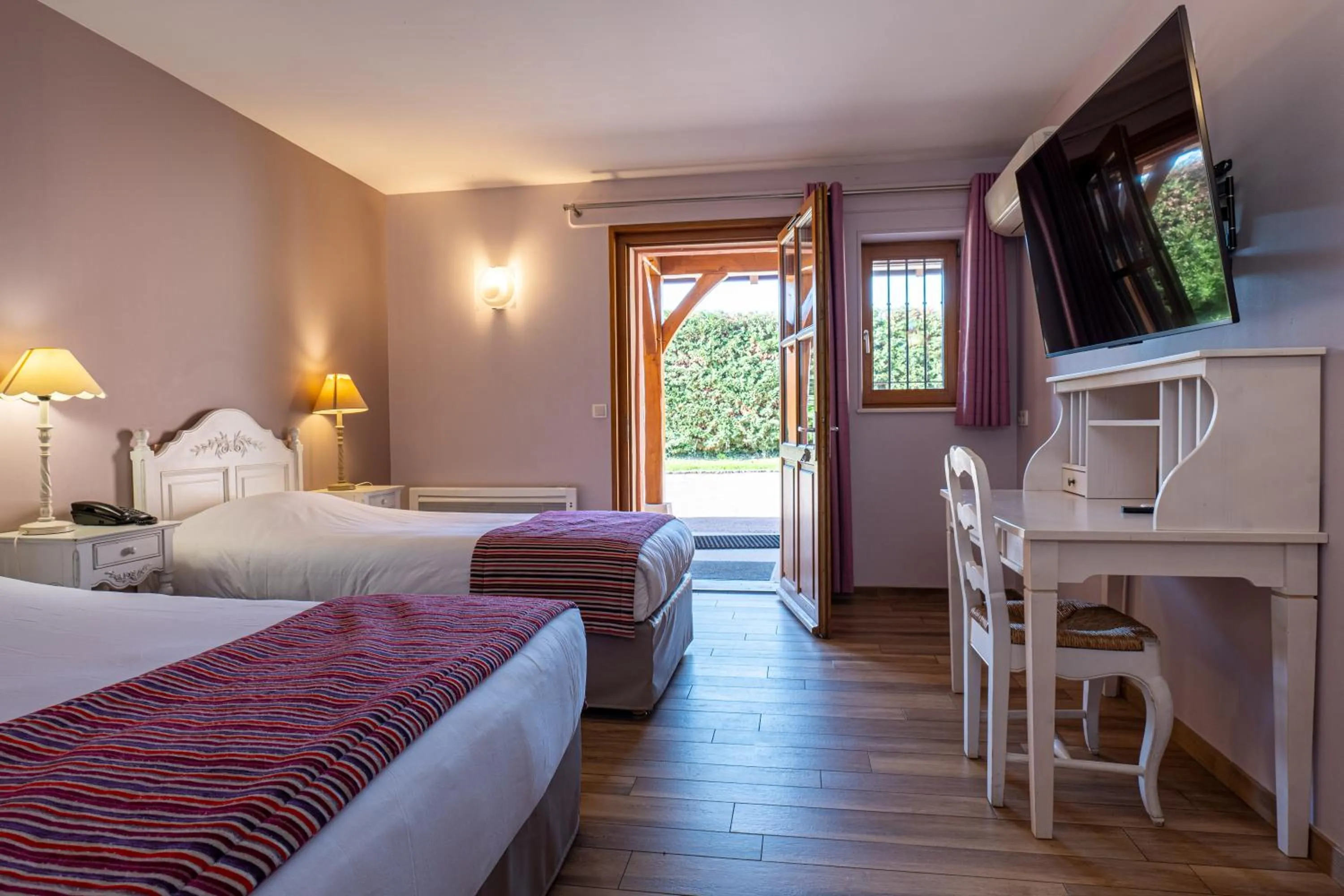 Bed in Hotel Village Motel