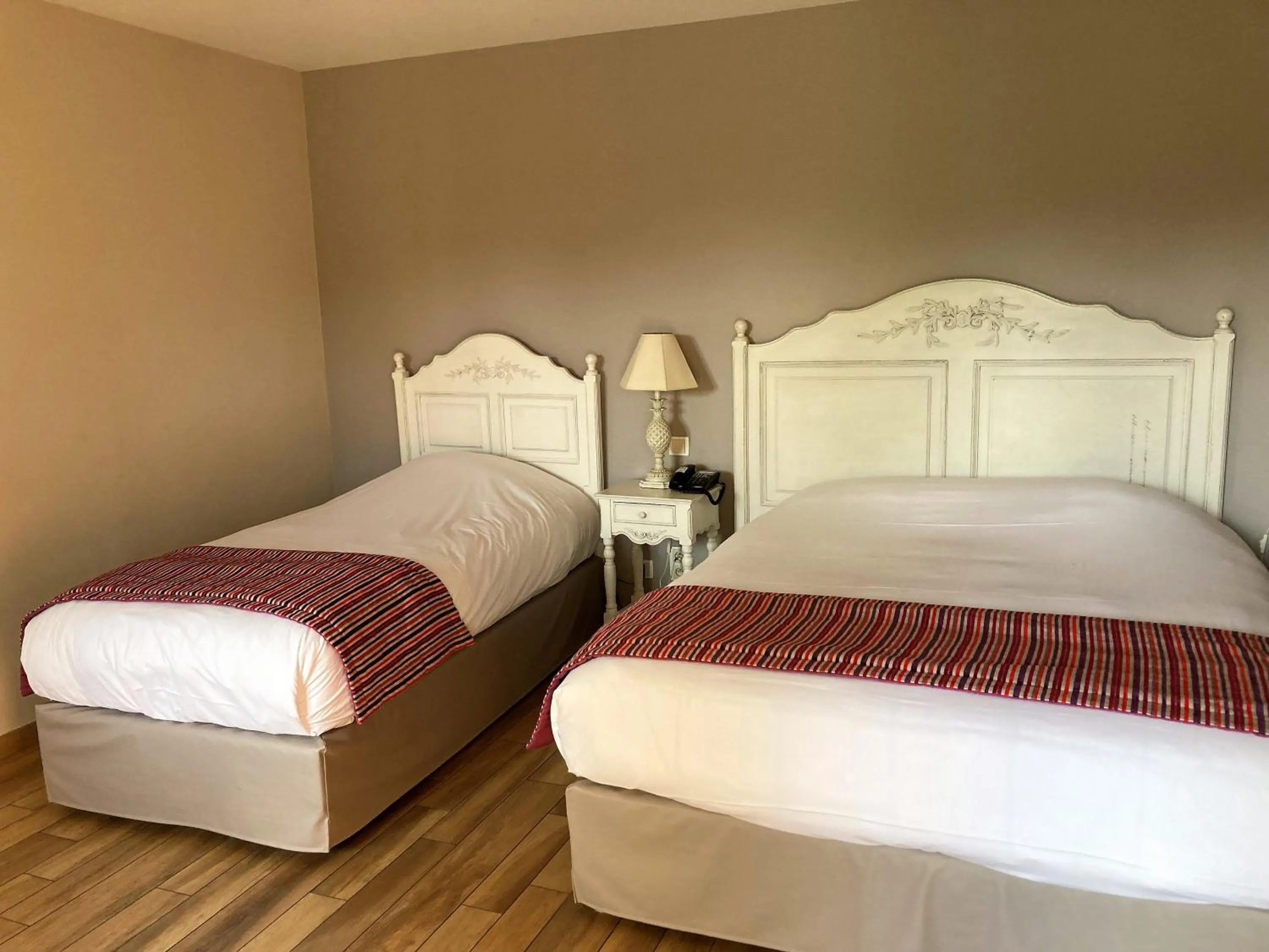 Bed in Hotel Village Motel