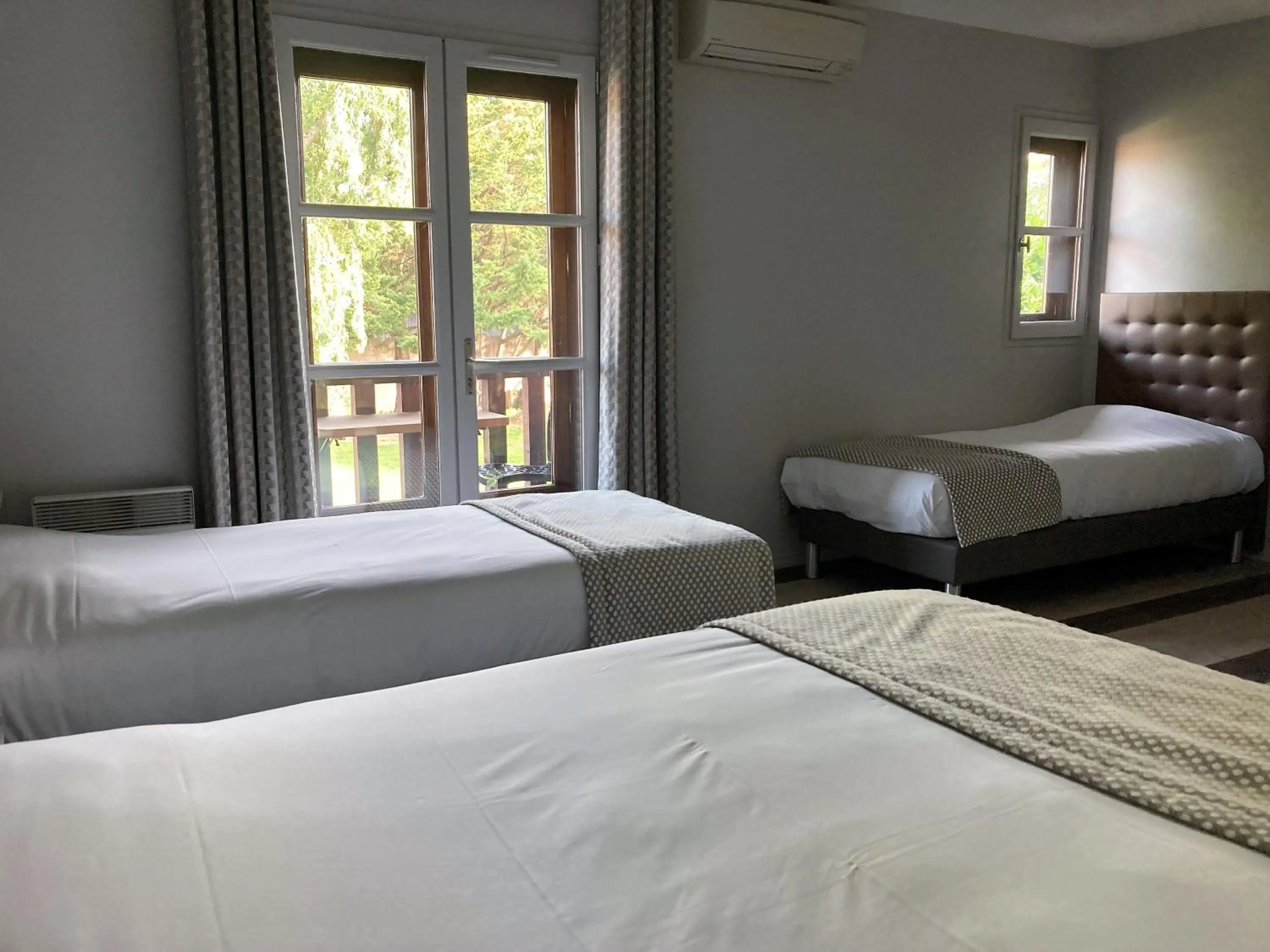 Photo of the whole room, Bed in Hotel Village Motel