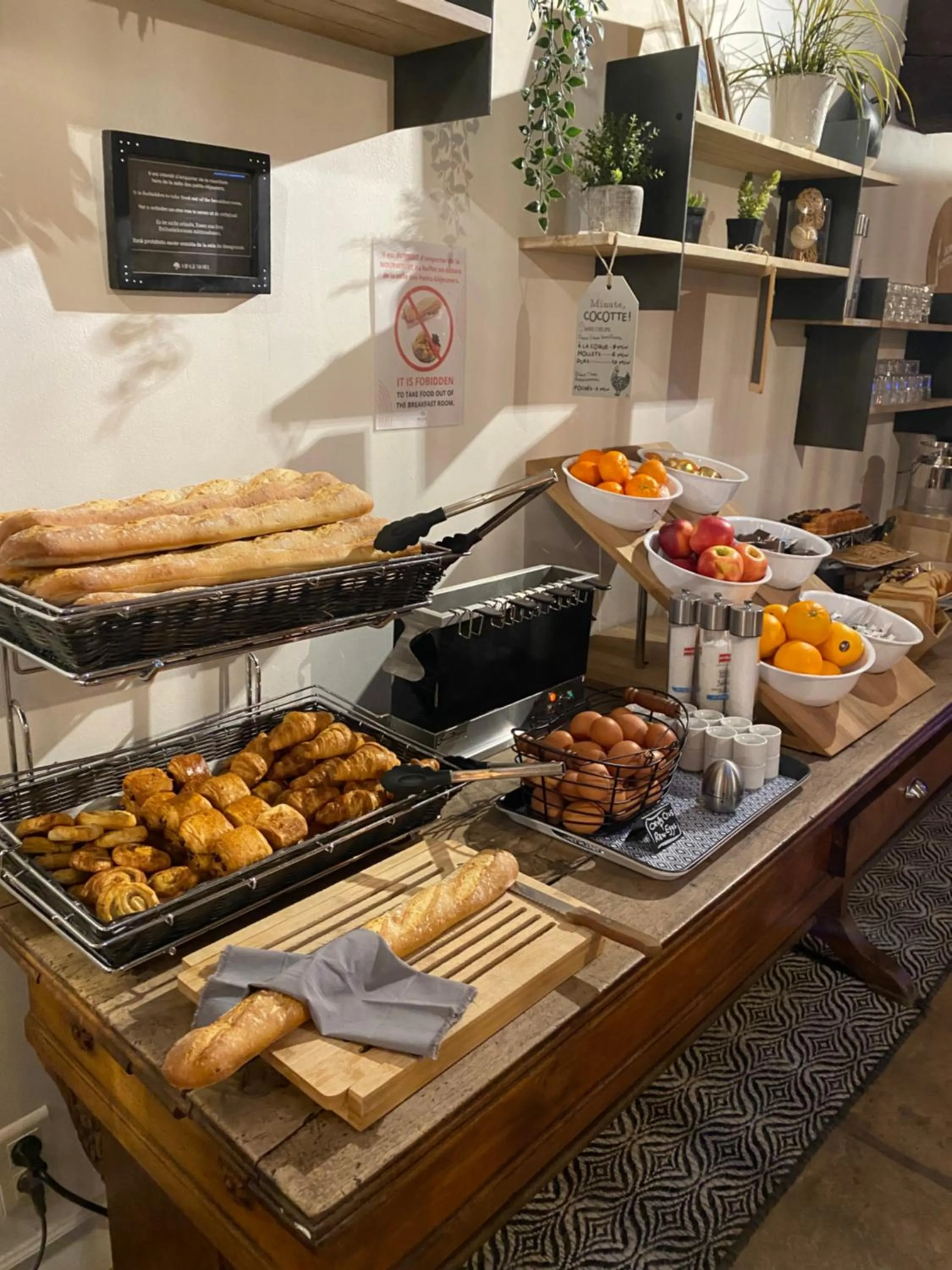 Food and drinks in Hotel Village Motel