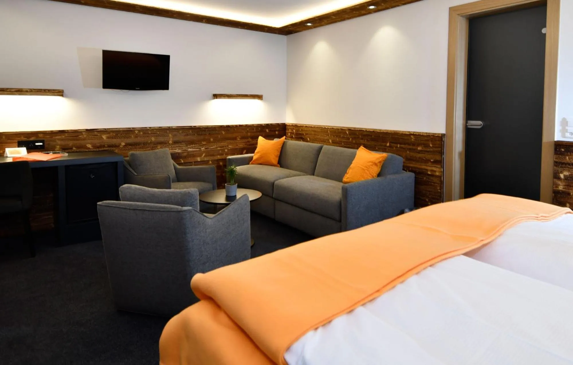 Living room, Bed in Hotel Elite