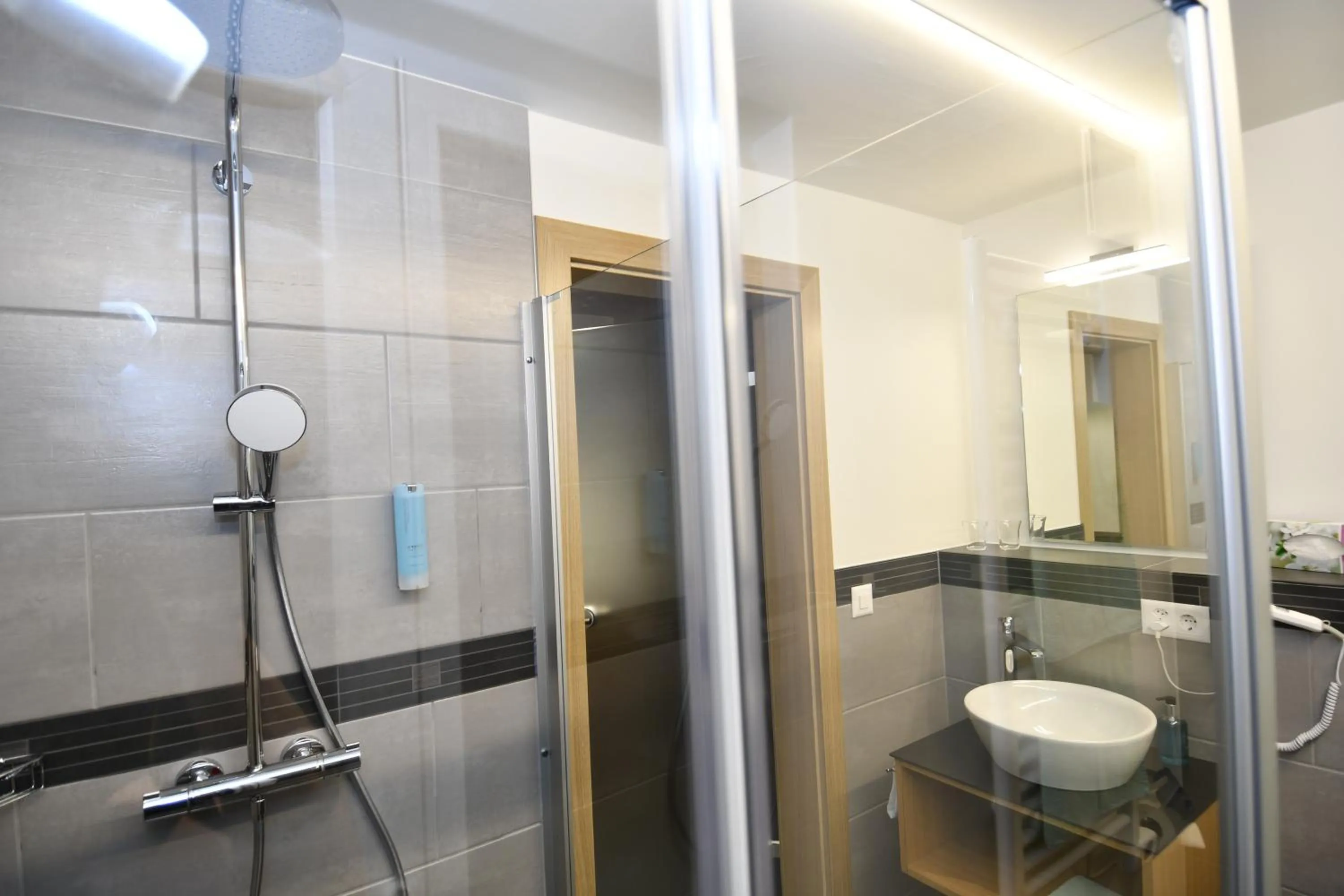 Shower in Hotel Elite