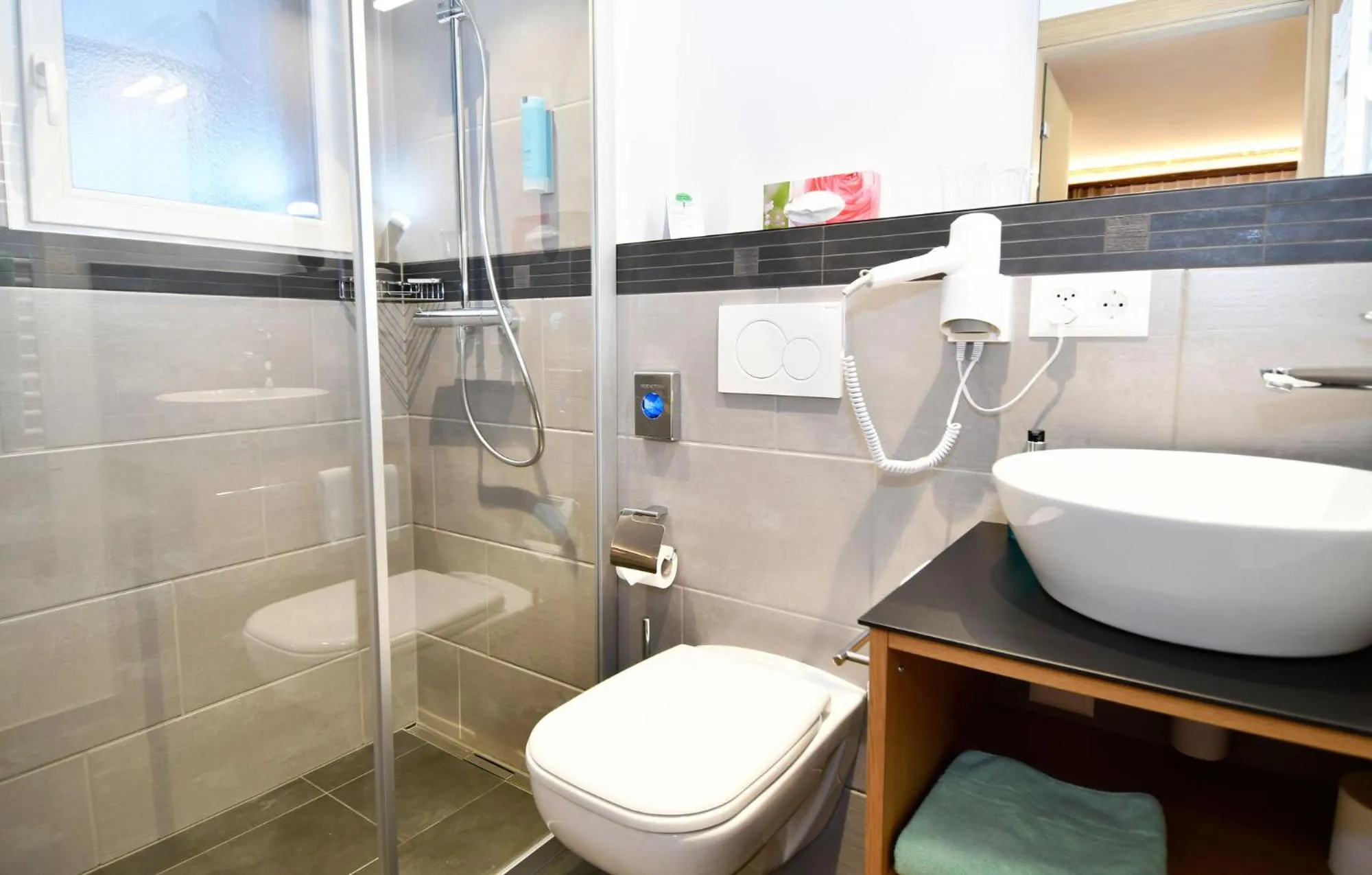 Shower in Hotel Elite