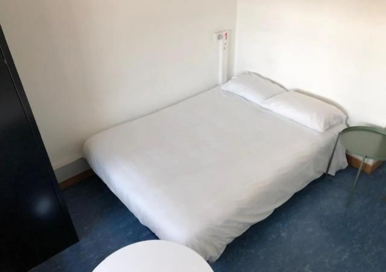 Double Room with Ensuite Bathroom - single occupancy in Auberge de Jeunesse HI Paris Yves Robert