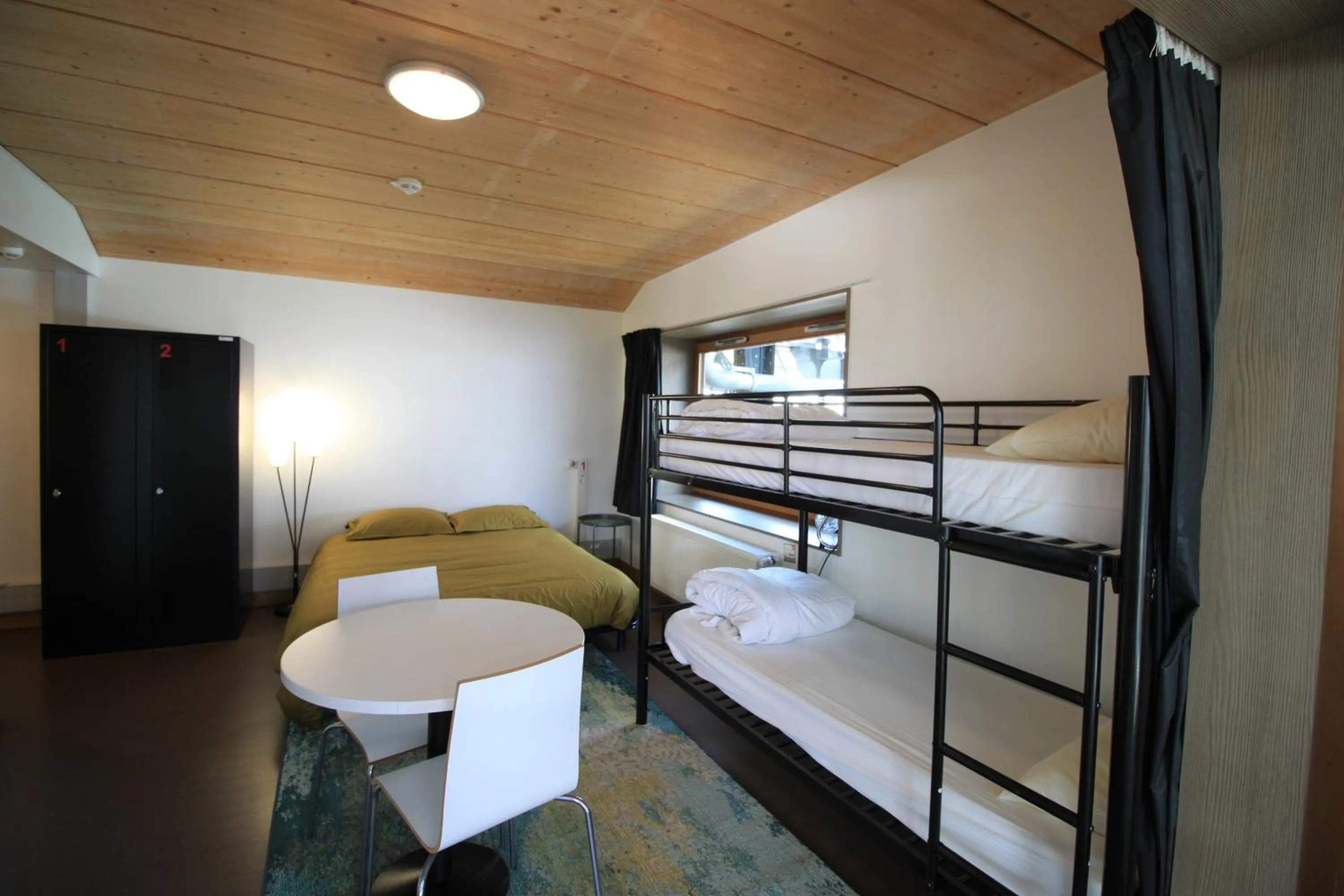 Bed in 4-Bed Female Dormitory Ensuite Shower – Shared Toilets in Auberge de Jeunesse HI Paris Yves Robert