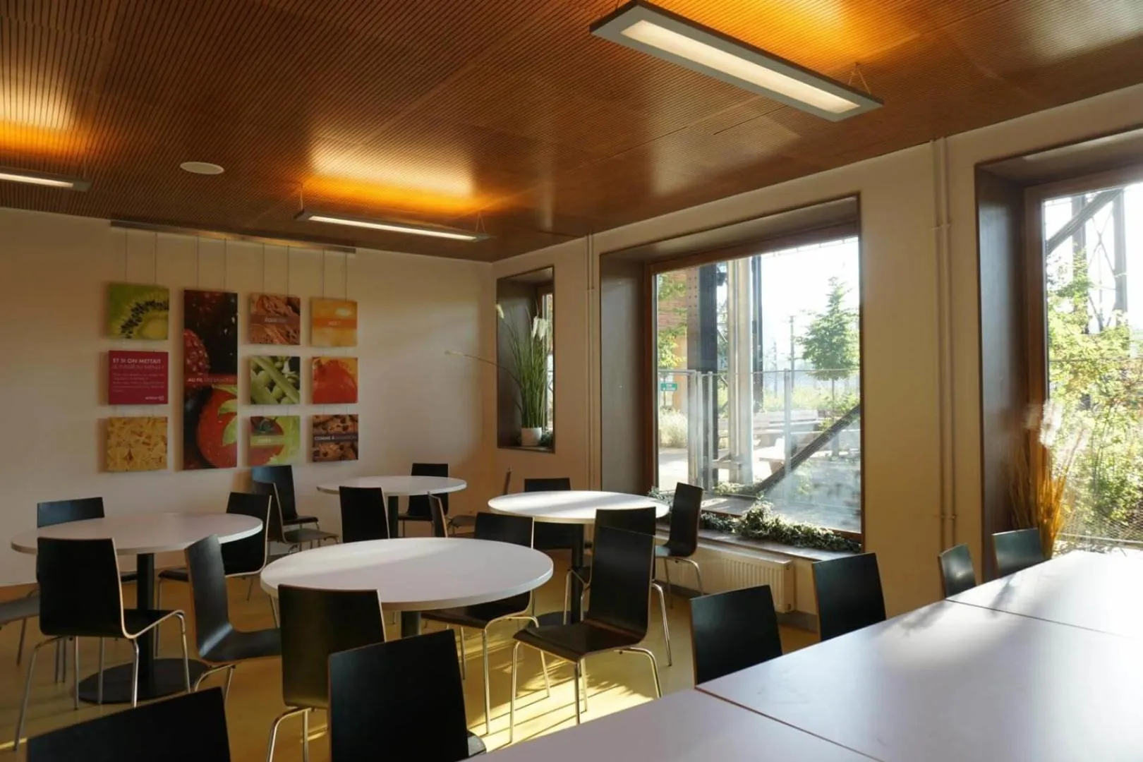 Restaurant/places to eat in Auberge de Jeunesse HI Paris Yves Robert