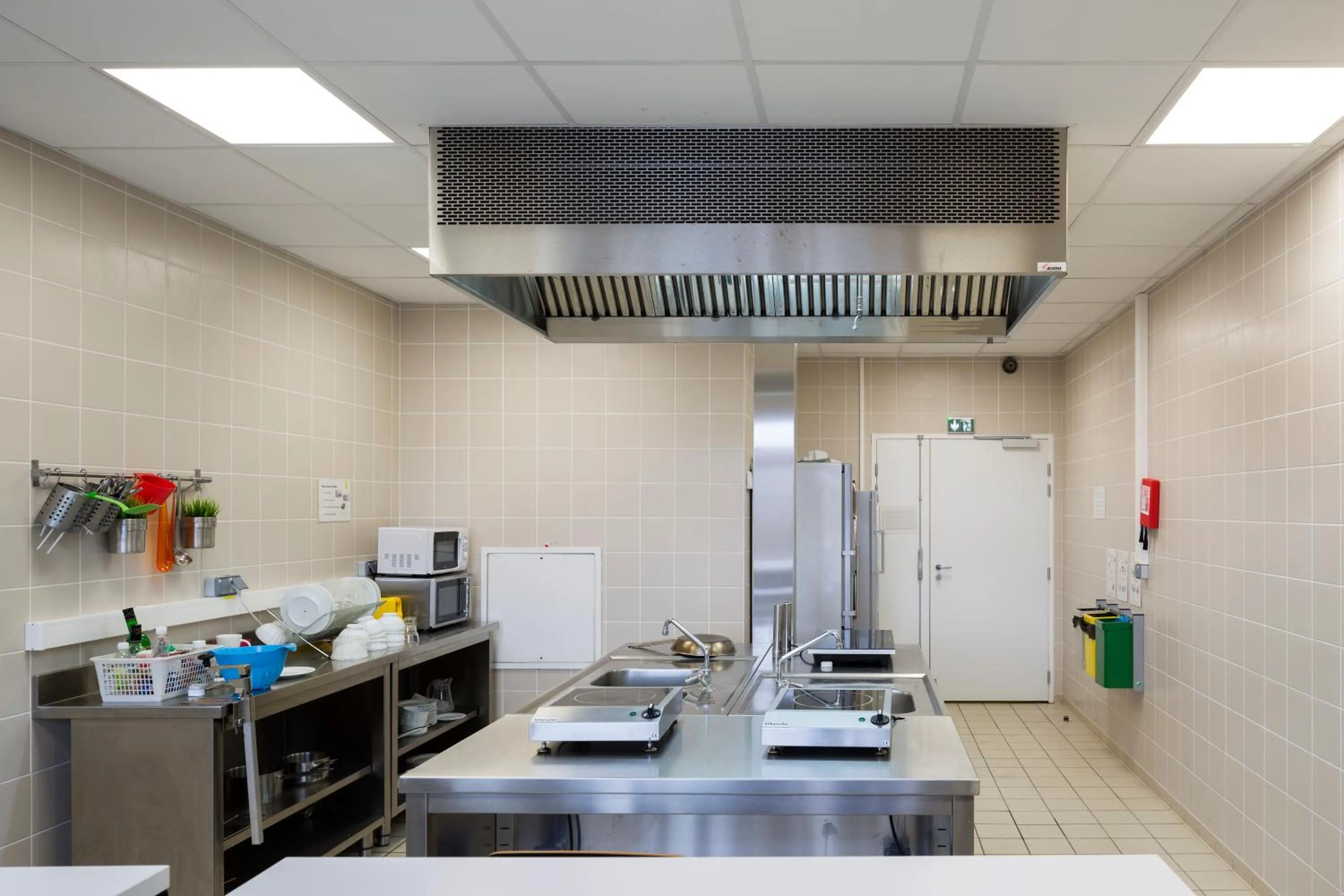 Kitchen or kitchenette in Auberge de Jeunesse HI Paris Yves Robert