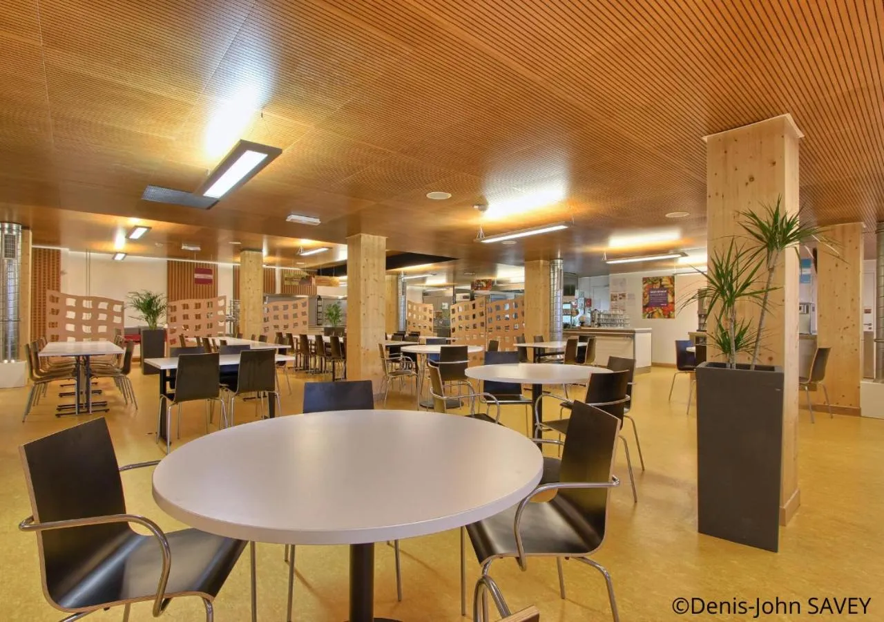 Restaurant/places to eat in Auberge de Jeunesse HI Paris Yves Robert