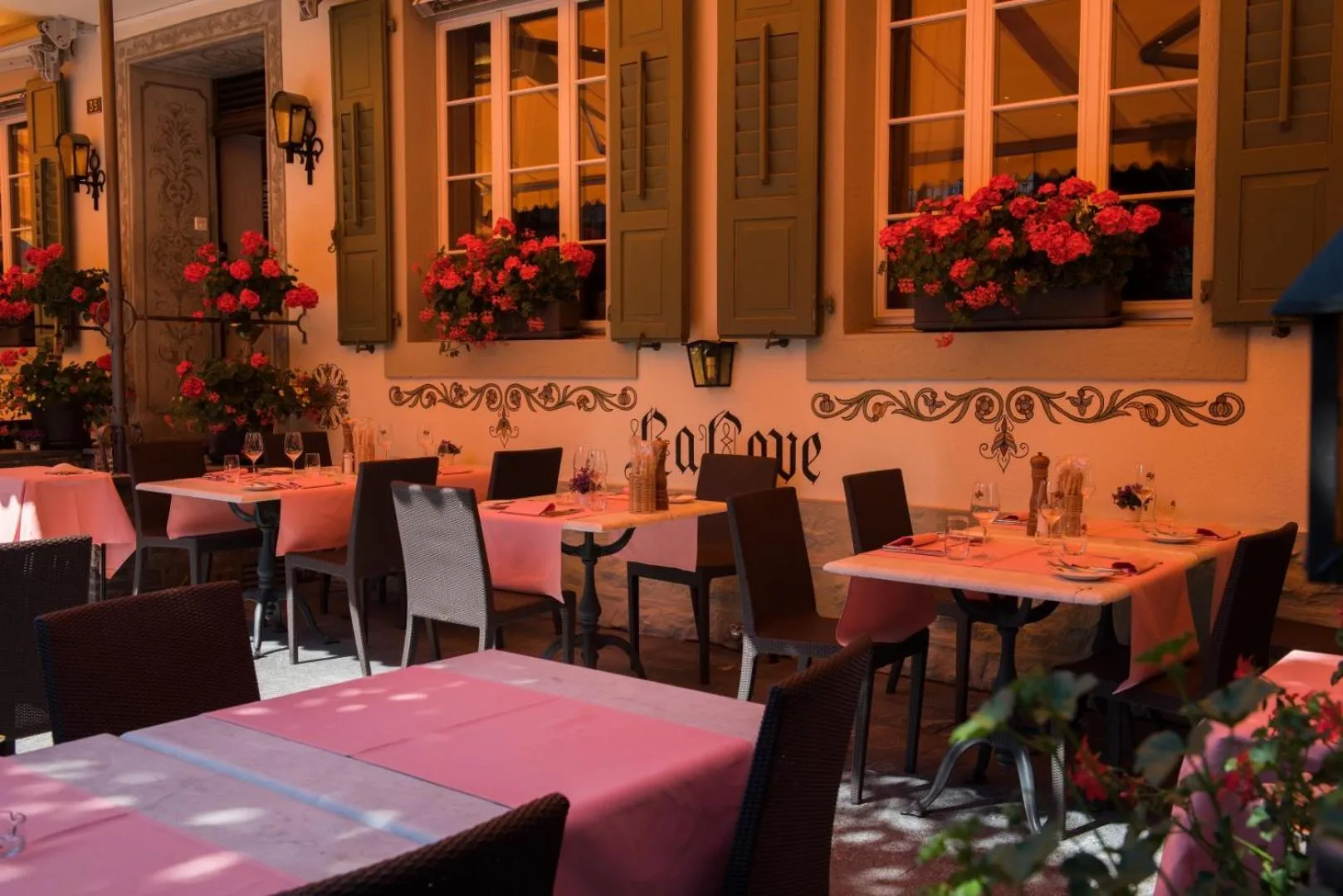 Restaurant/places to eat in Hotel Olden
