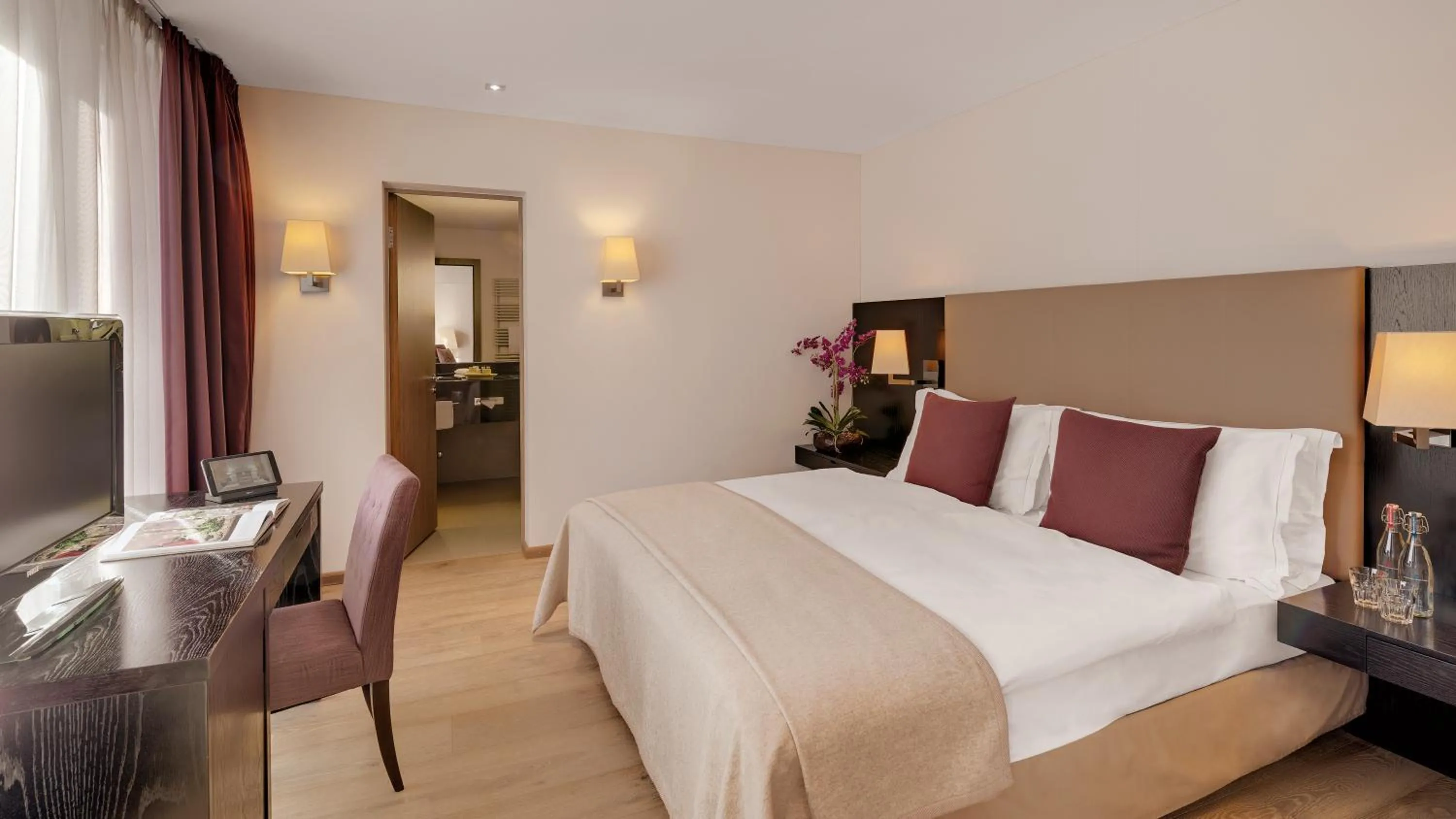 Photo of the whole room, Bed in Morosani Schweizerhof