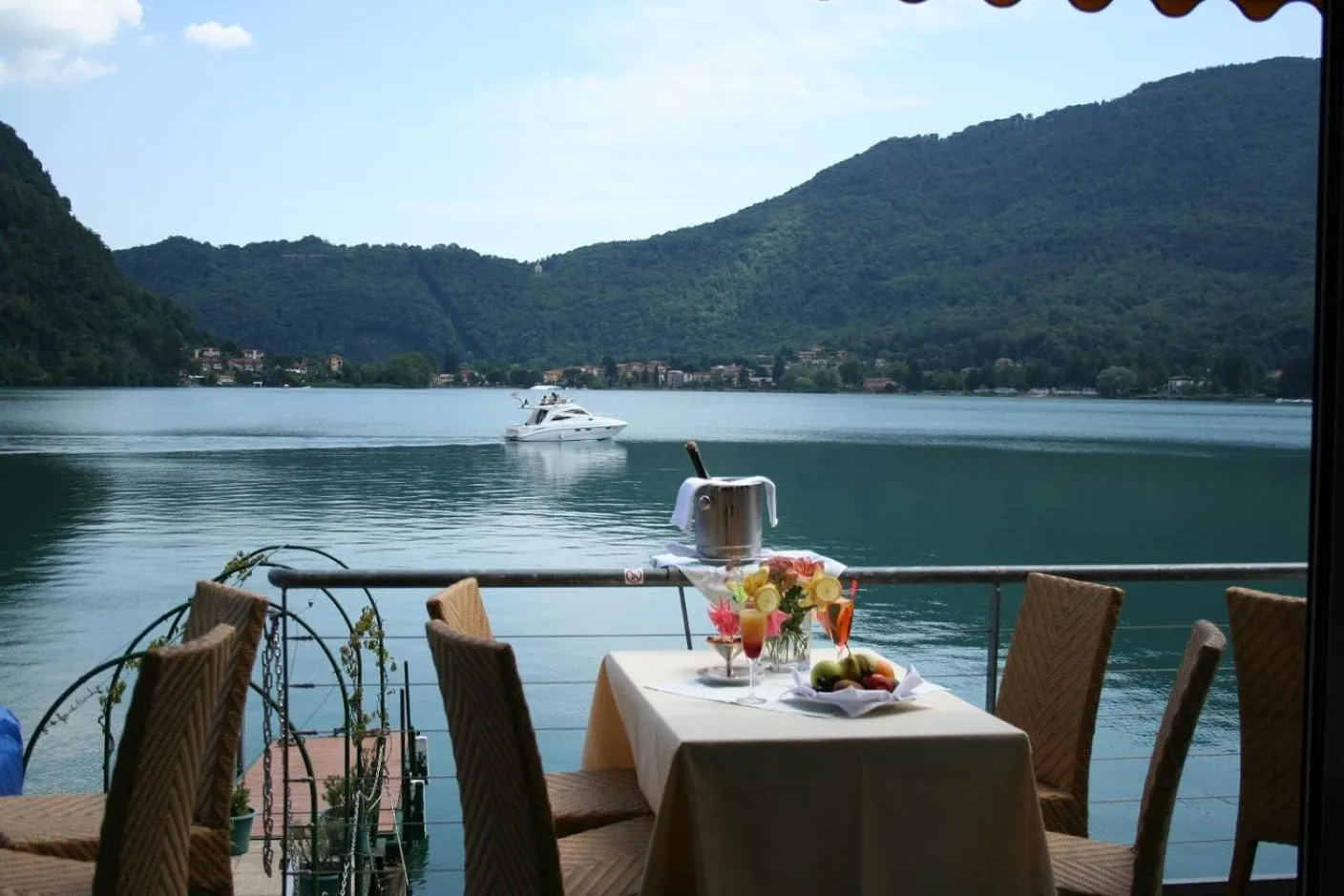 Restaurant/places to eat in Tresa Bay Hotel