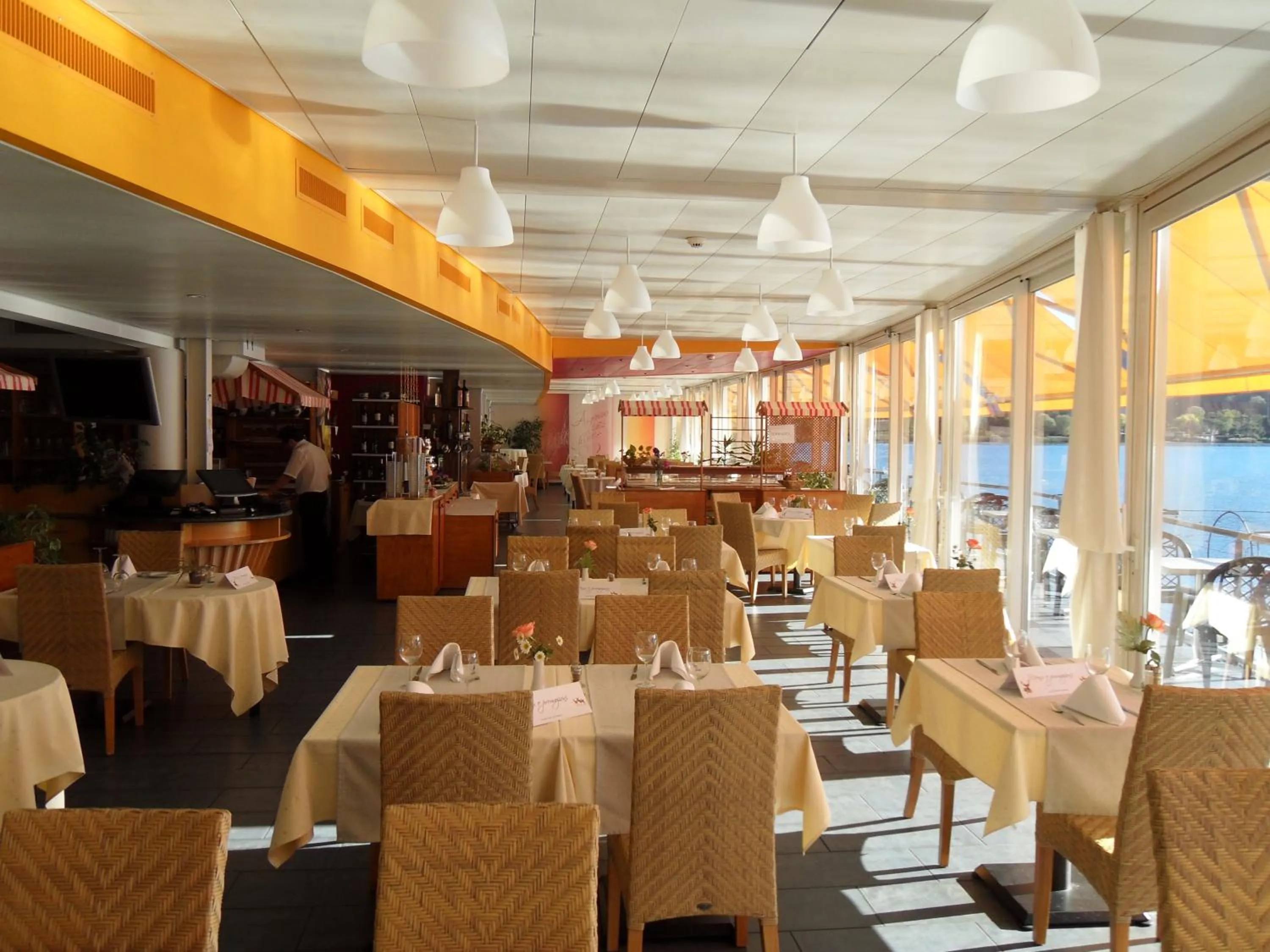 Restaurant/places to eat in Tresa Bay Hotel