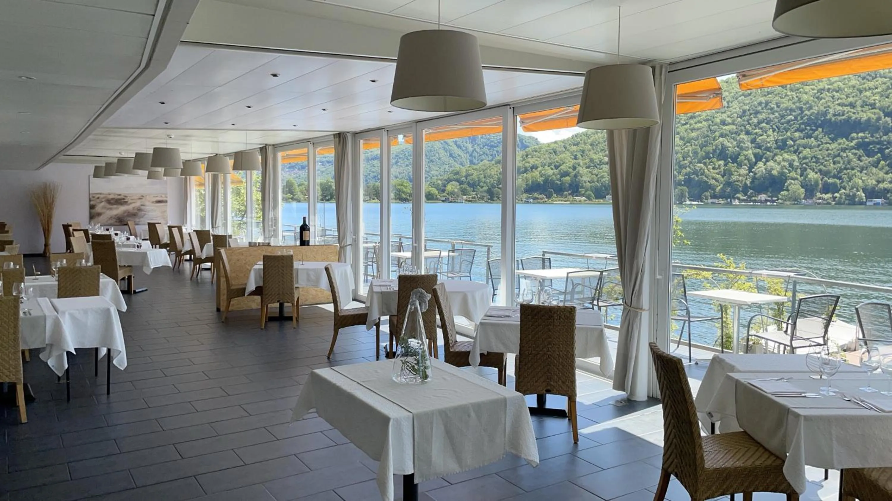 Restaurant/places to eat in Tresa Bay Hotel