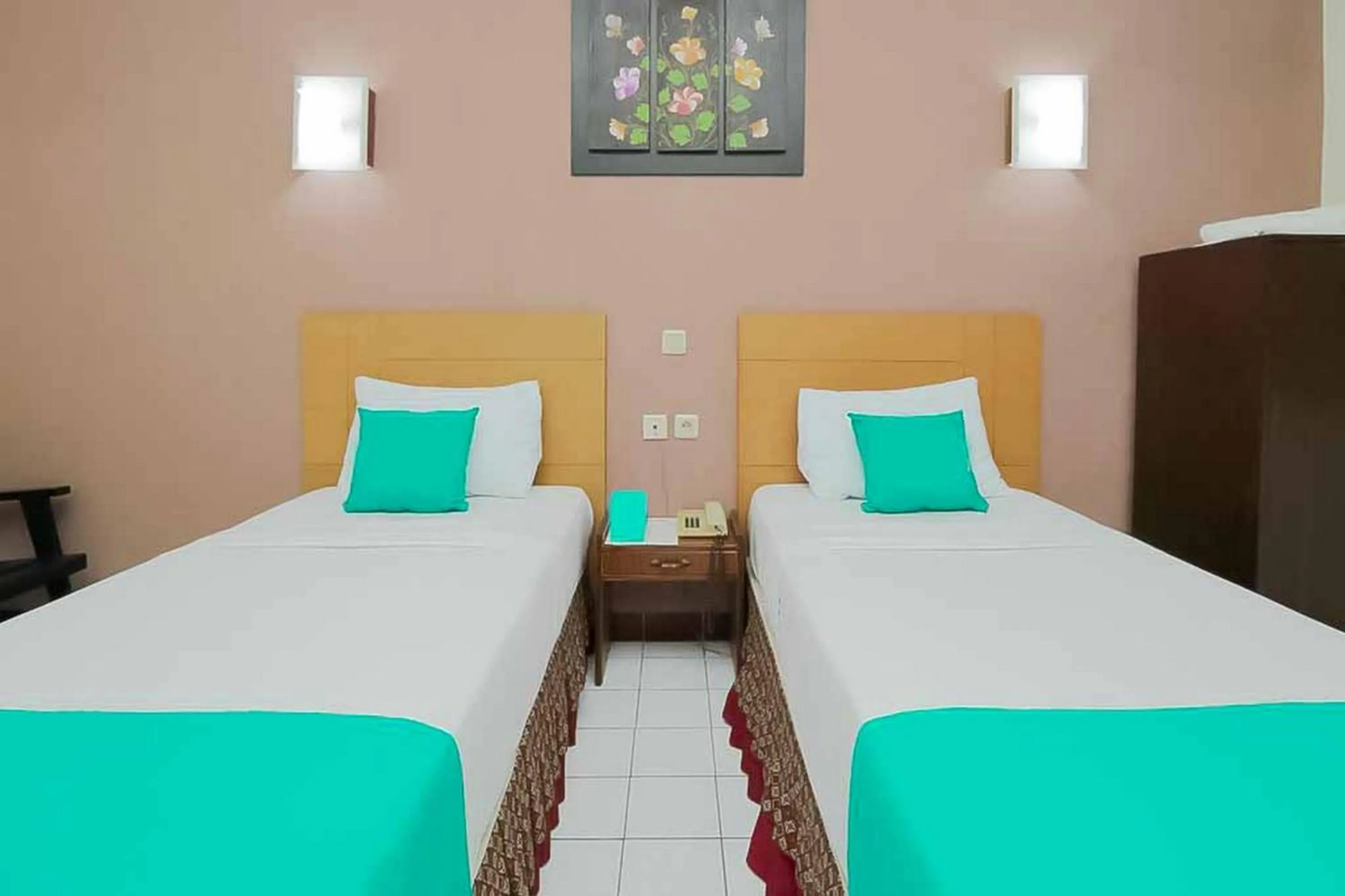 Deluxe Twin Room in Hotel Lestari Near Lippo Plaza Mall Jember