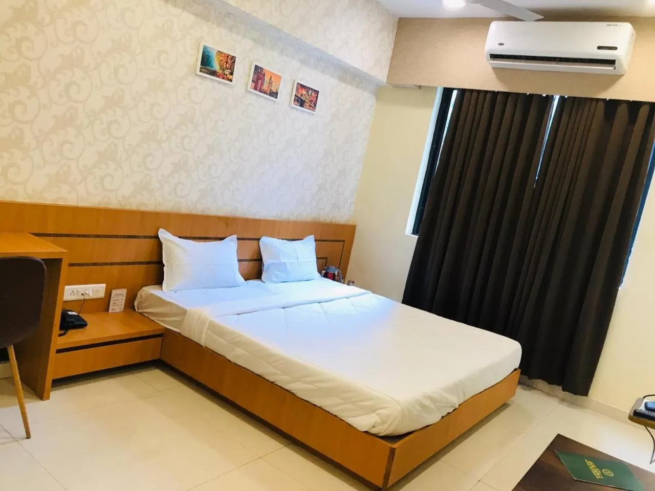 Bed in Hotel Golden - I