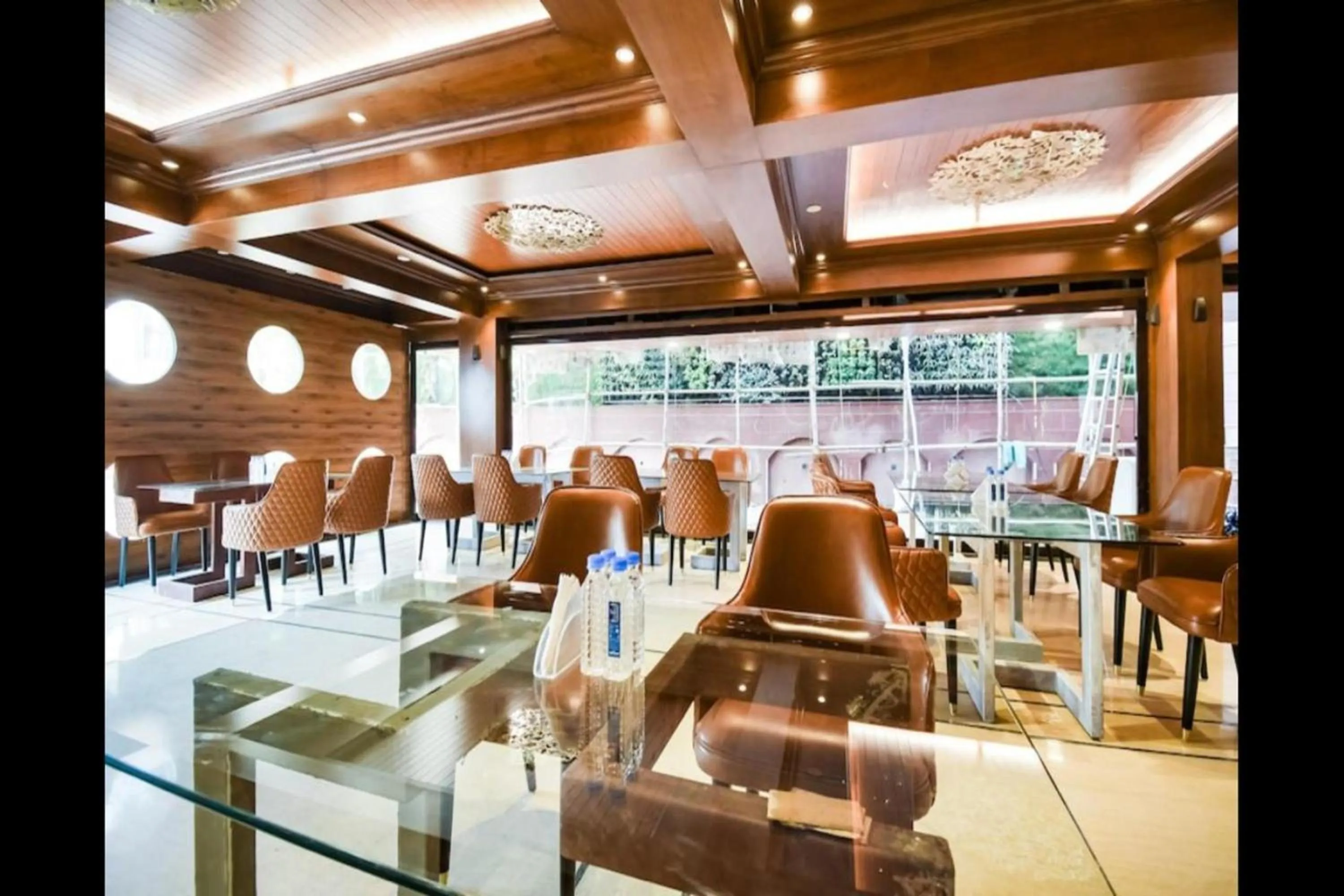 Restaurant/places to eat in Hotel Golden - I