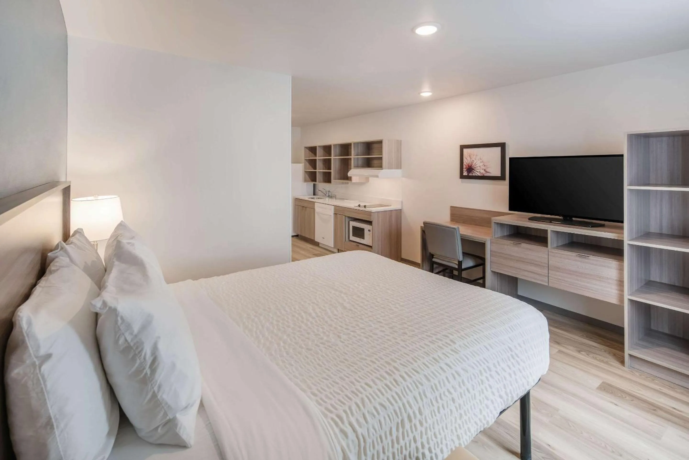 Photo of the whole room, Bed in WoodSpring Suites Tri-Cities Richland