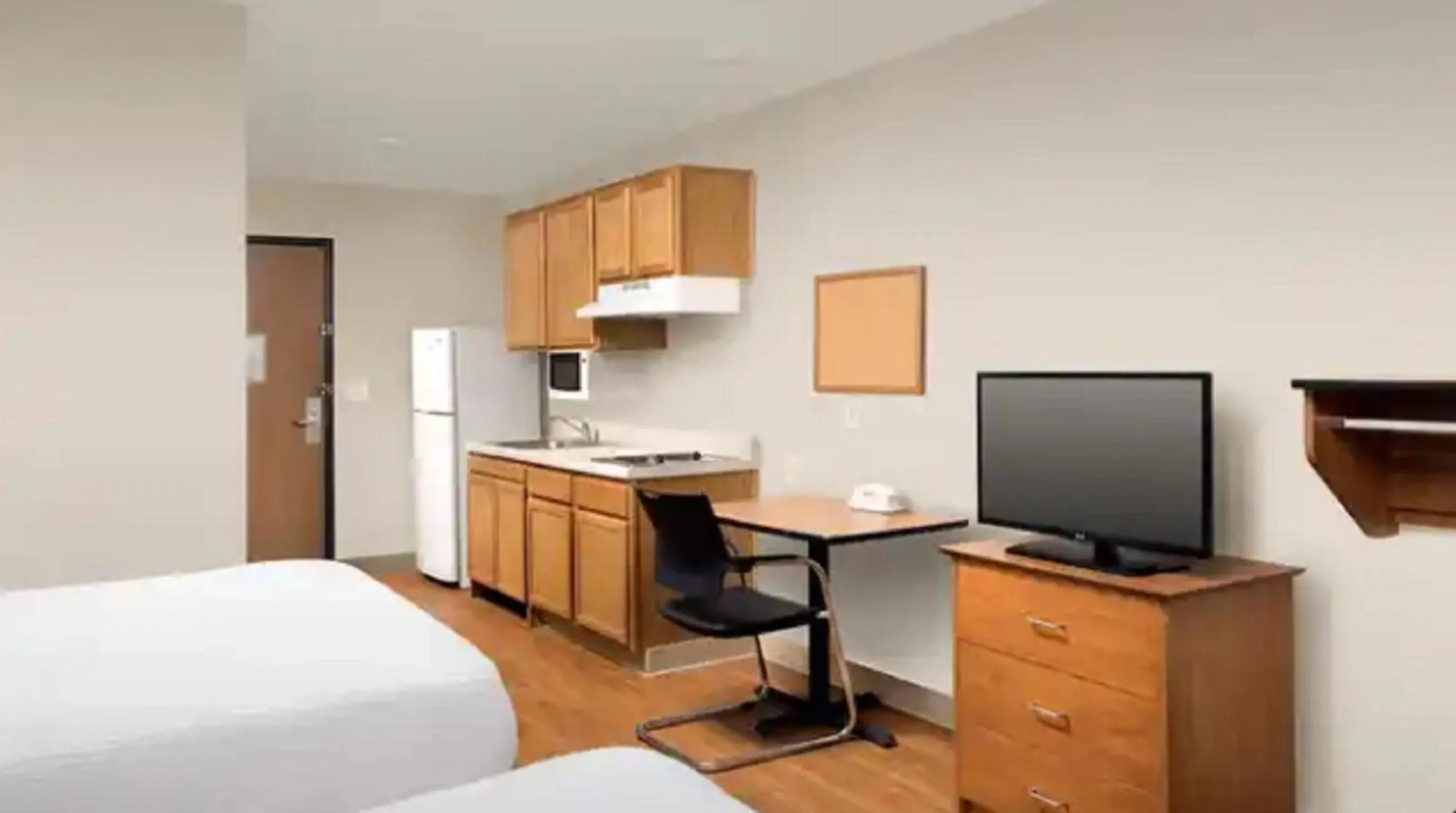 Bedroom, Bed in WoodSpring Suites Chattanooga
