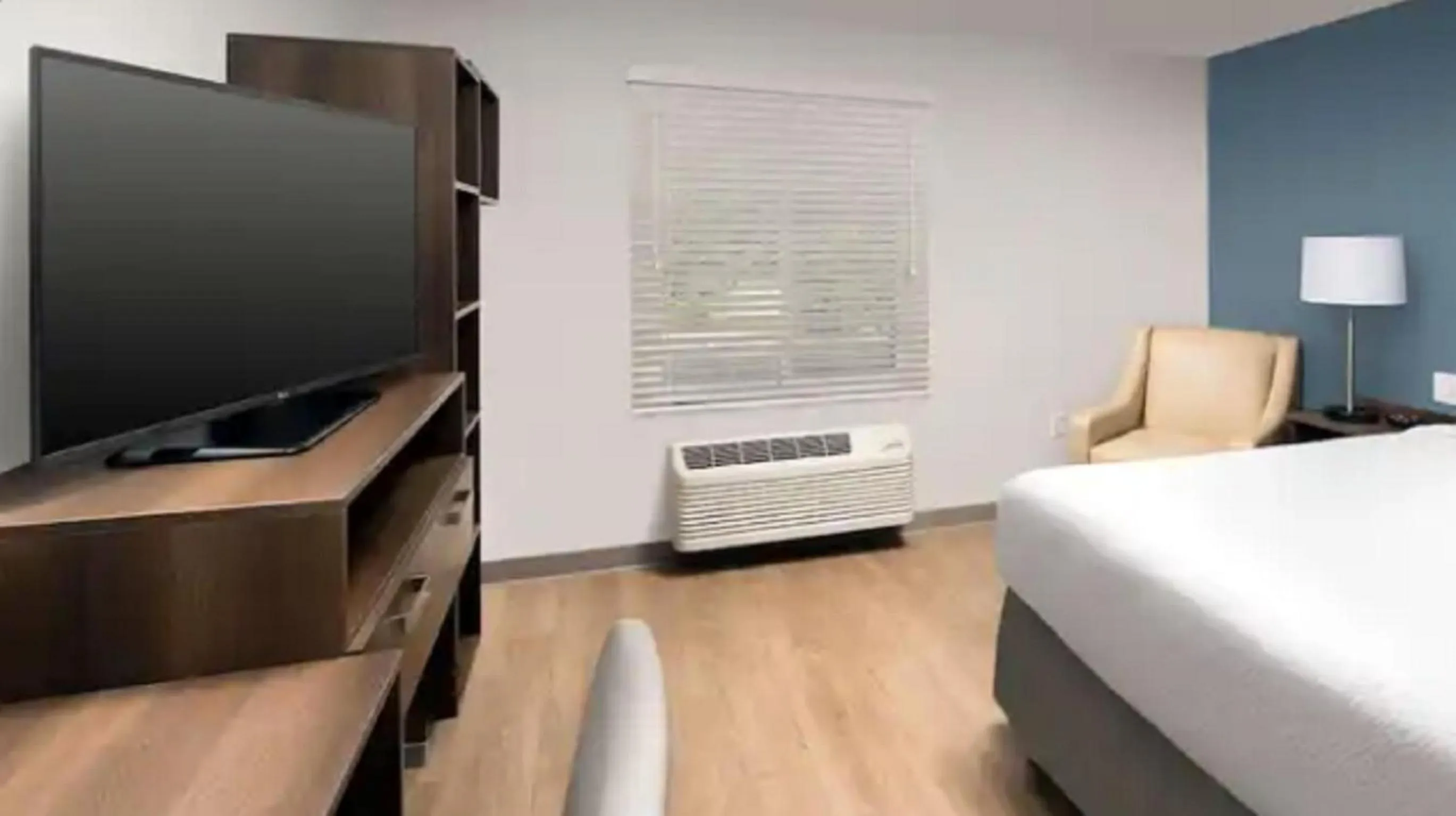 Photo of the whole room, Bed in WoodSpring Suites Chattanooga