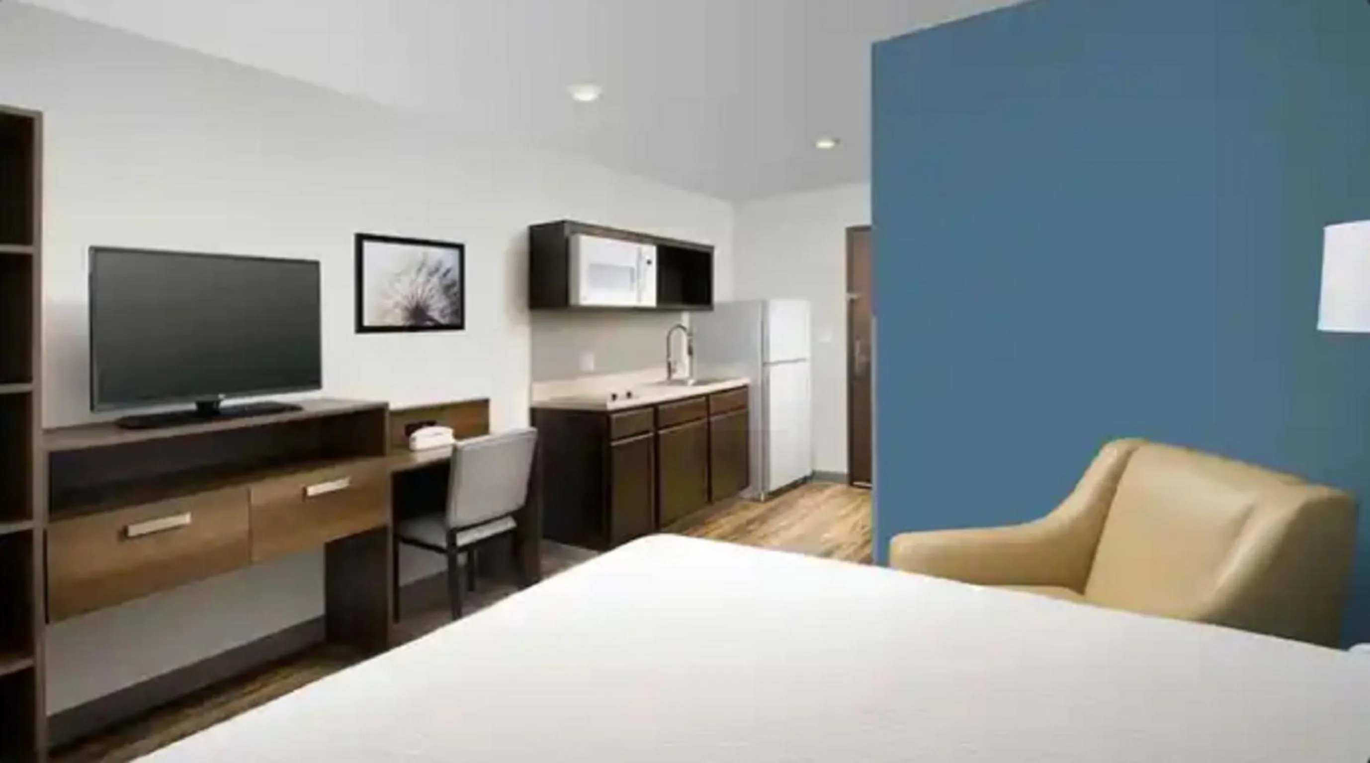 Photo of the whole room, Bed in WoodSpring Suites Chattanooga