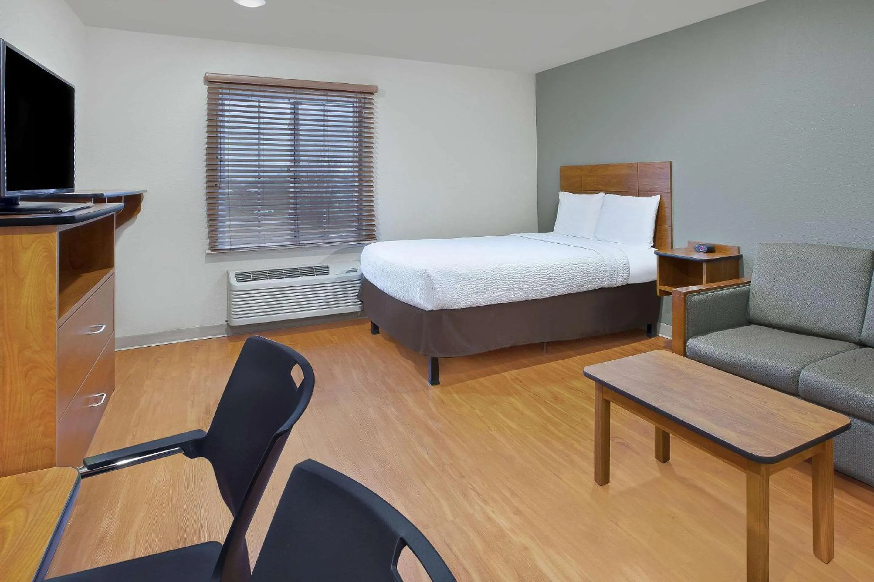 Photo of the whole room, Bed in WoodSpring Suites Chattanooga