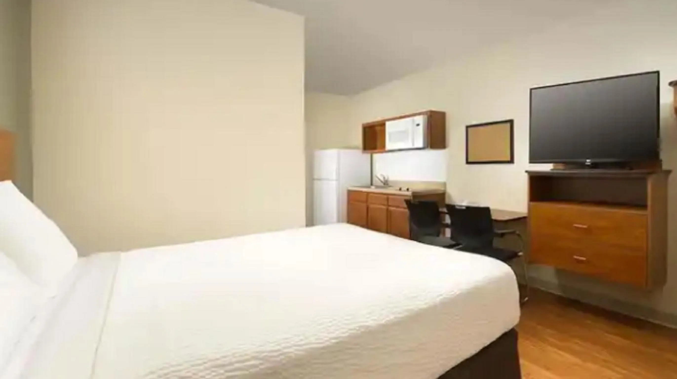 Photo of the whole room, Bed in WoodSpring Suites Chattanooga