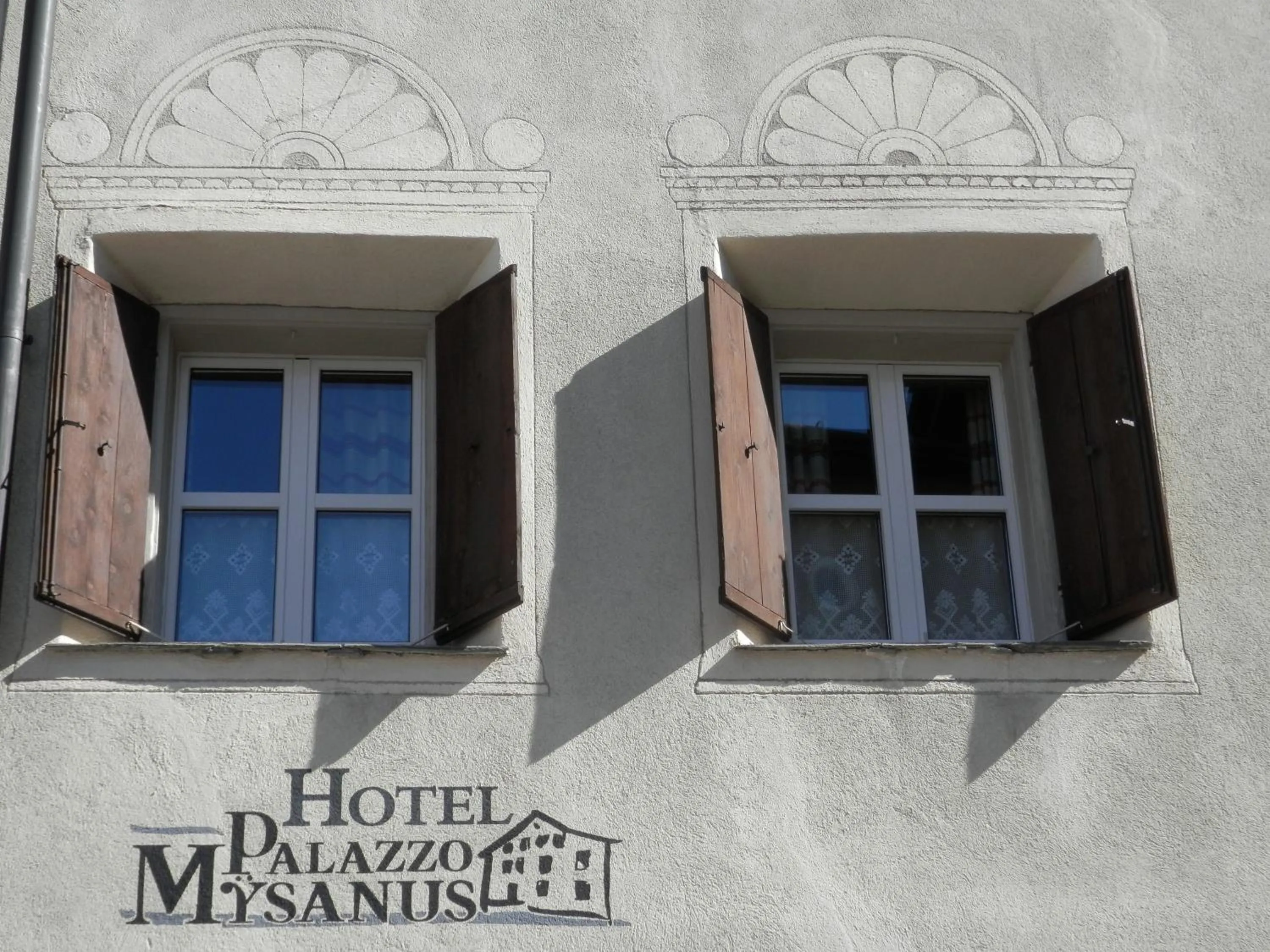 Facade/entrance in Palazzo Mysanus Samedan
