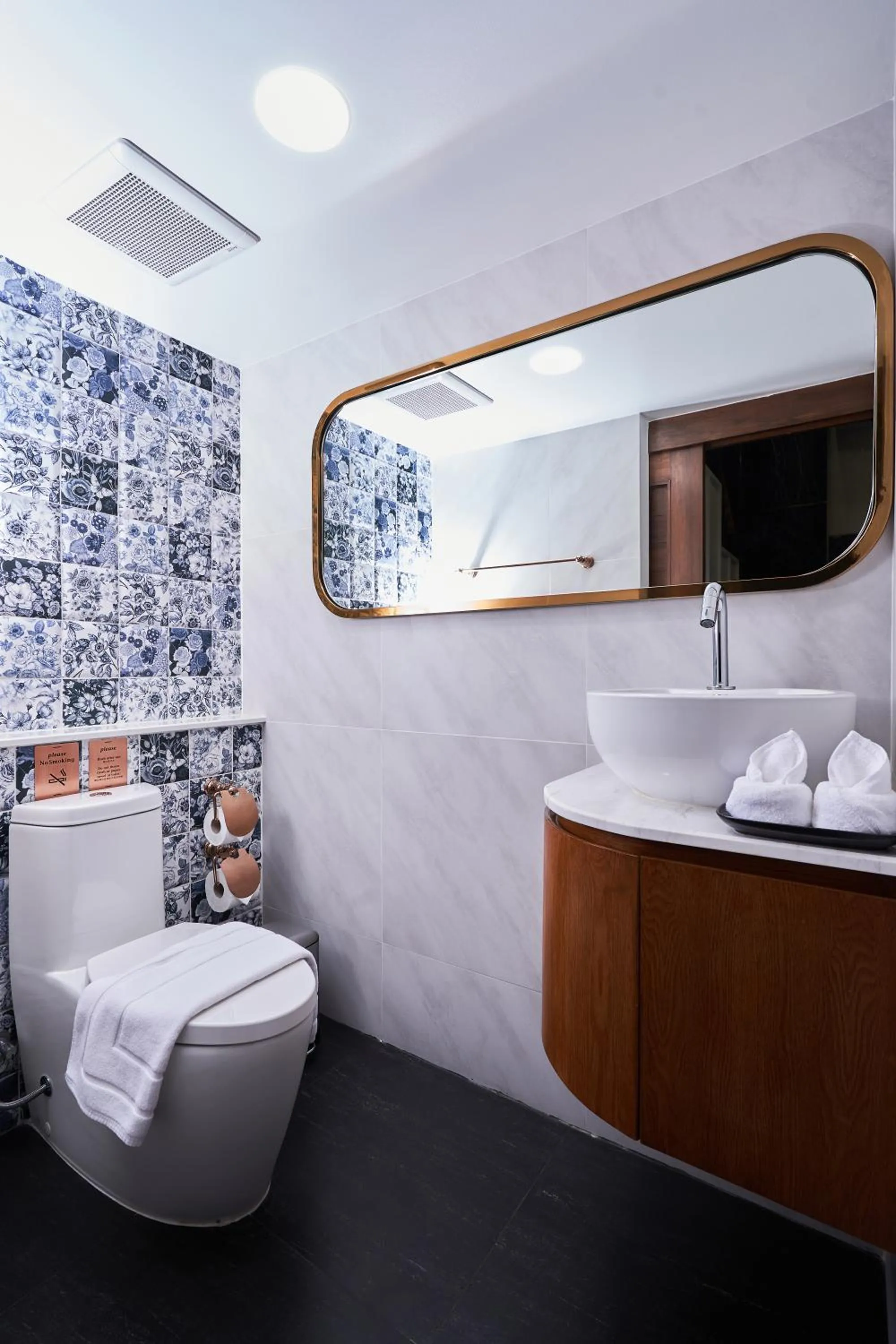 Toilet in THE MOMENT CHIANGMAI - Seasonal Design Boutique