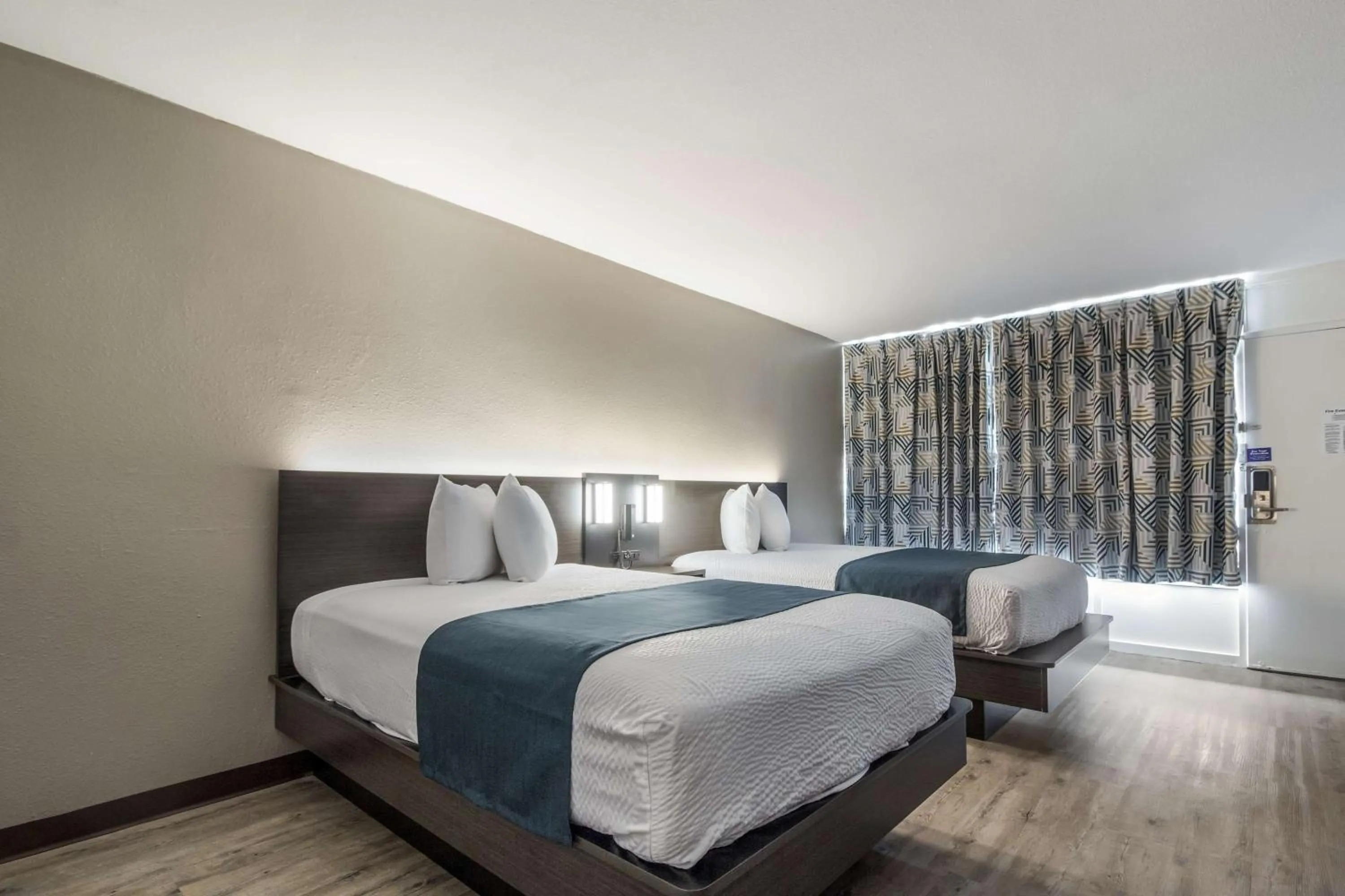 Photo of the whole room, Bed in Motel 6 Groves, Tx