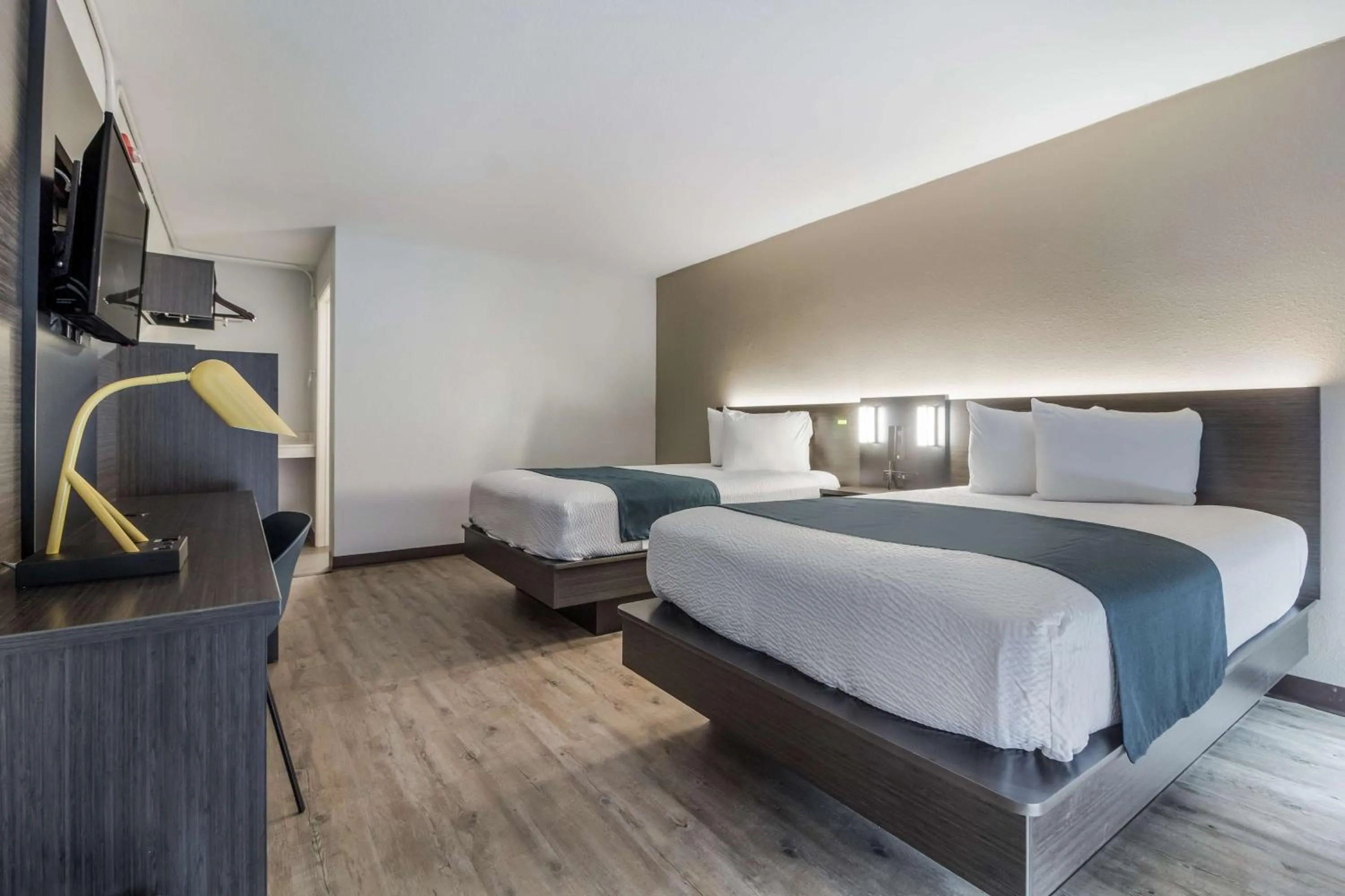 Photo of the whole room, Bed in Motel 6 Groves, Tx