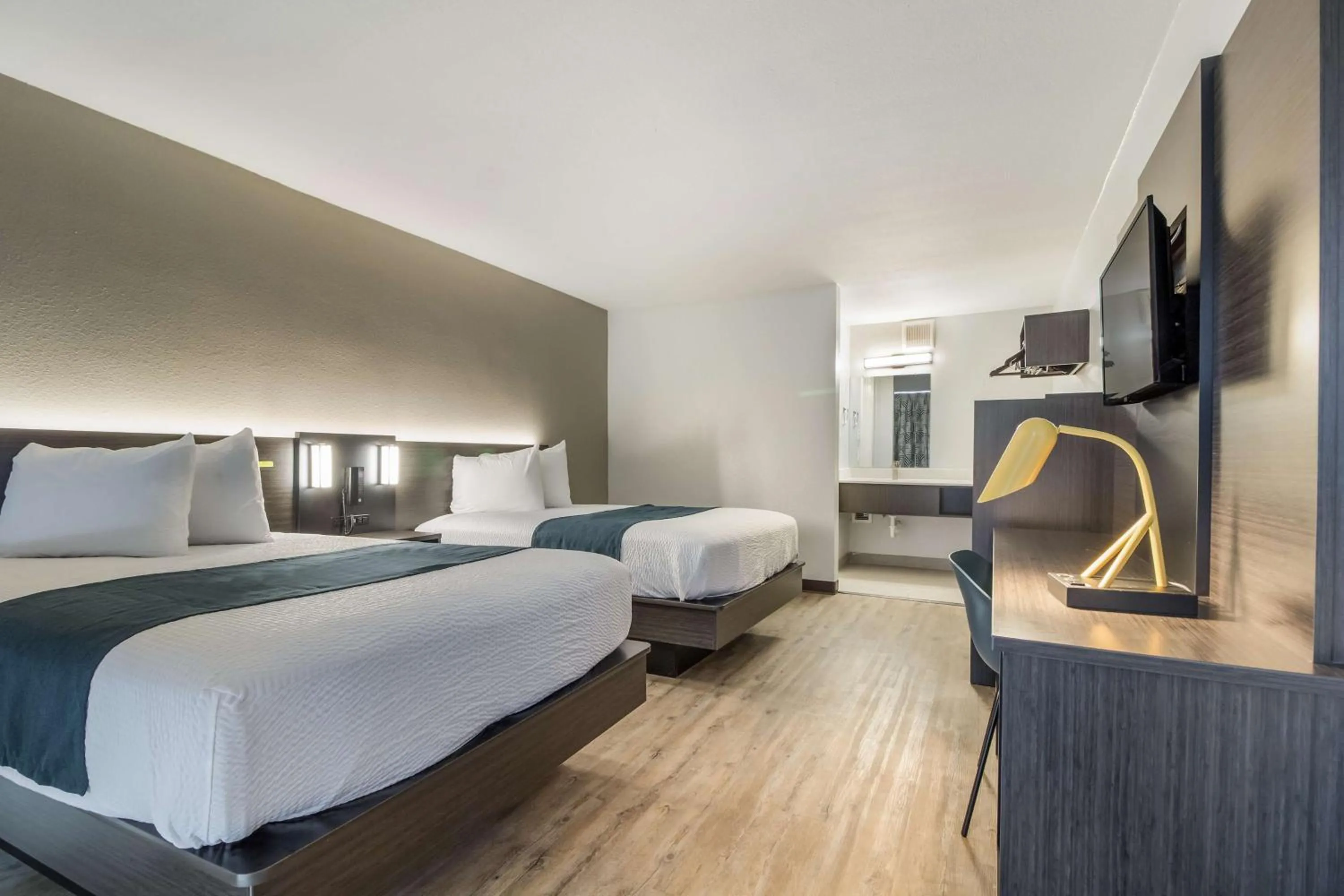 Photo of the whole room, Bed in Motel 6 Groves, Tx