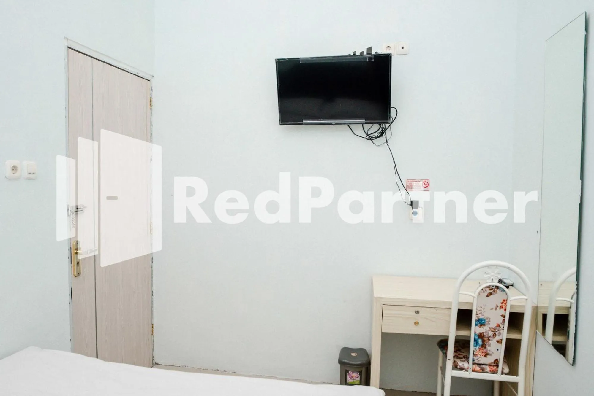 TV and multimedia, Bed in Happy Inn Puspo Mitra RedDoorz