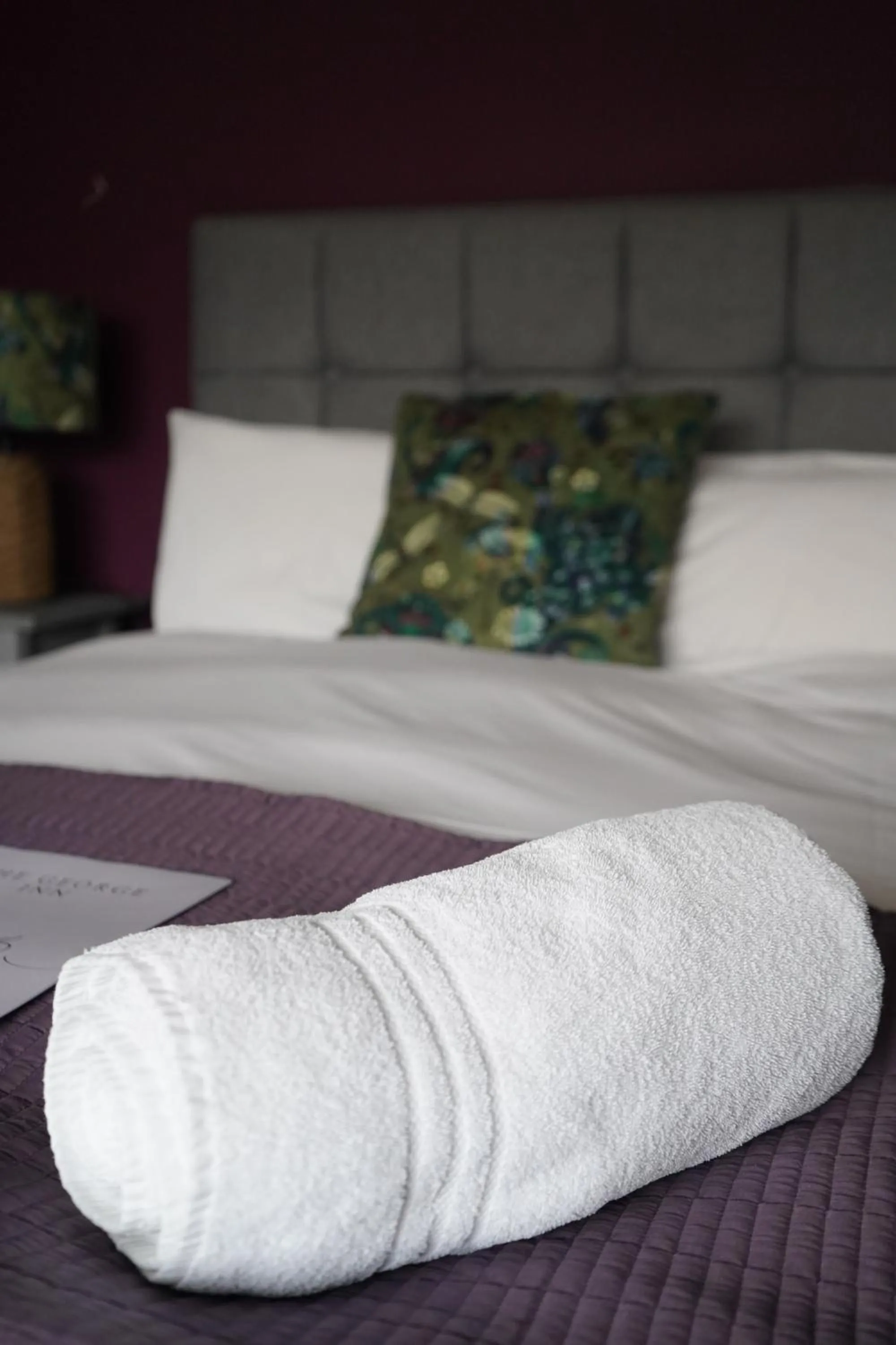 Property building, Bed in The George Inn Middle Wallop