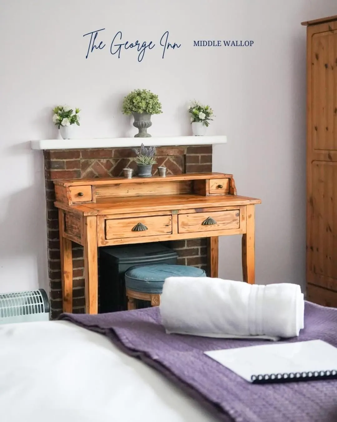 Property building, Bed in The George Inn Middle Wallop