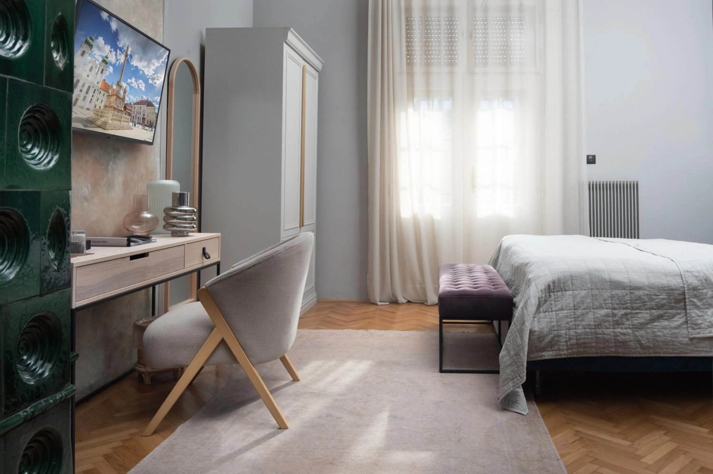 Photo of the whole room, Bed in Nest