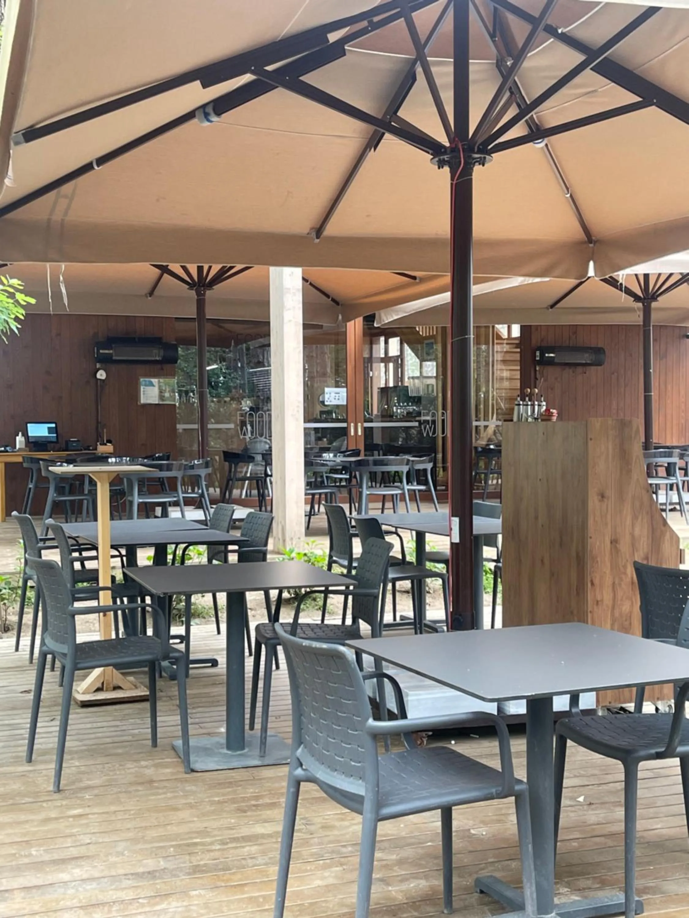 Restaurant/places to eat in LONGOSPHERE GLAMPING