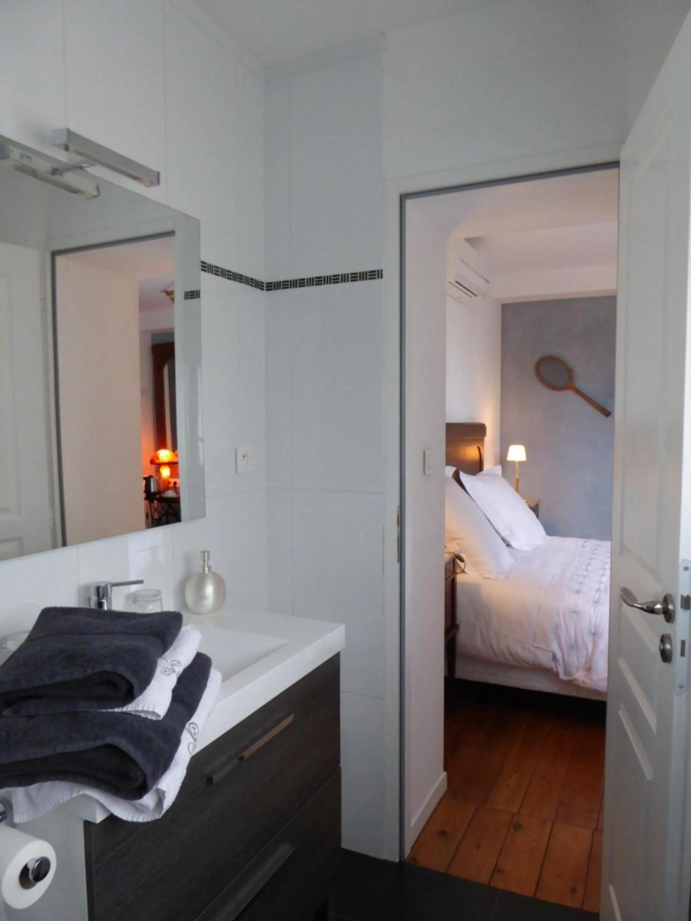 Bathroom, Bed in La Maison Bastide