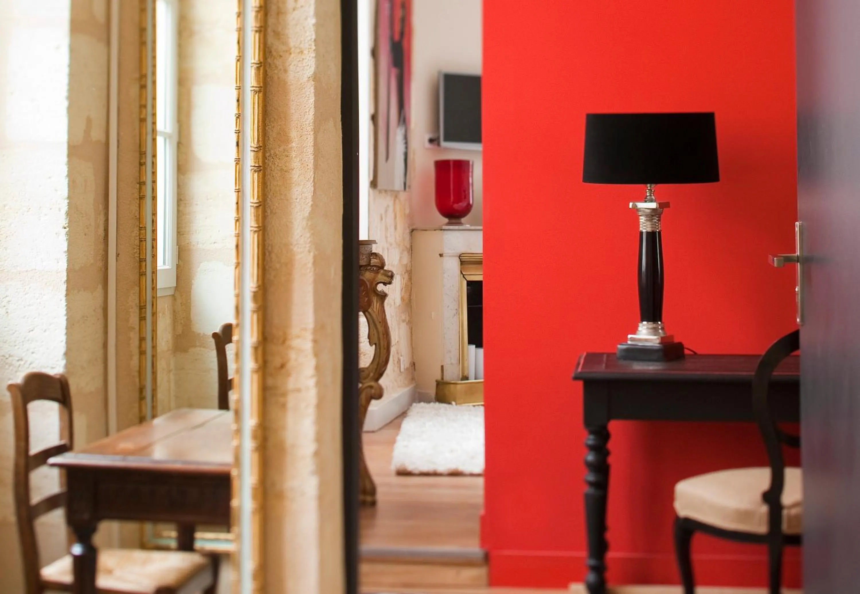 Decorative detail, Bed in Une Chambre Chez Dupont