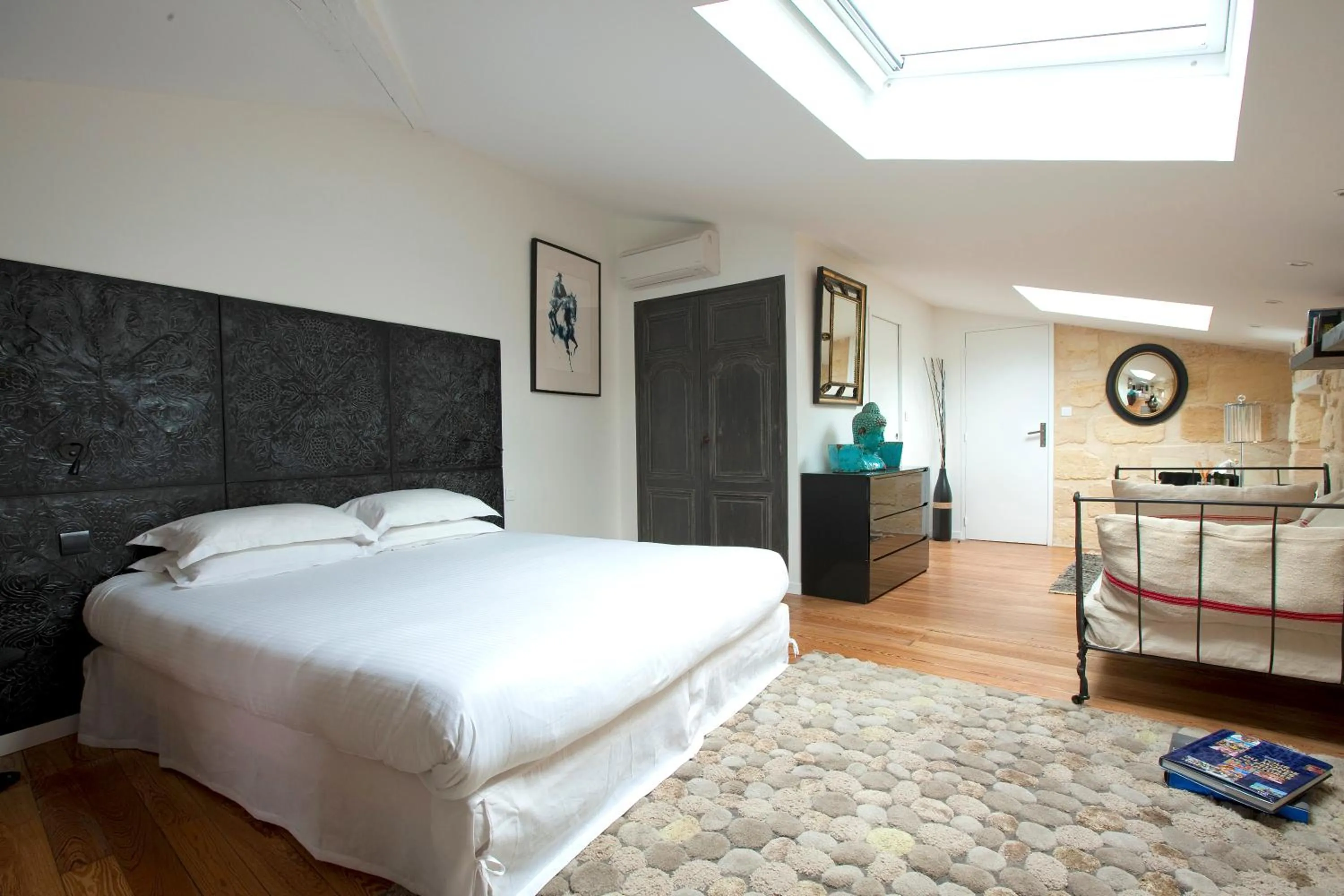 Photo of the whole room, Bed in Une Chambre Chez Dupont