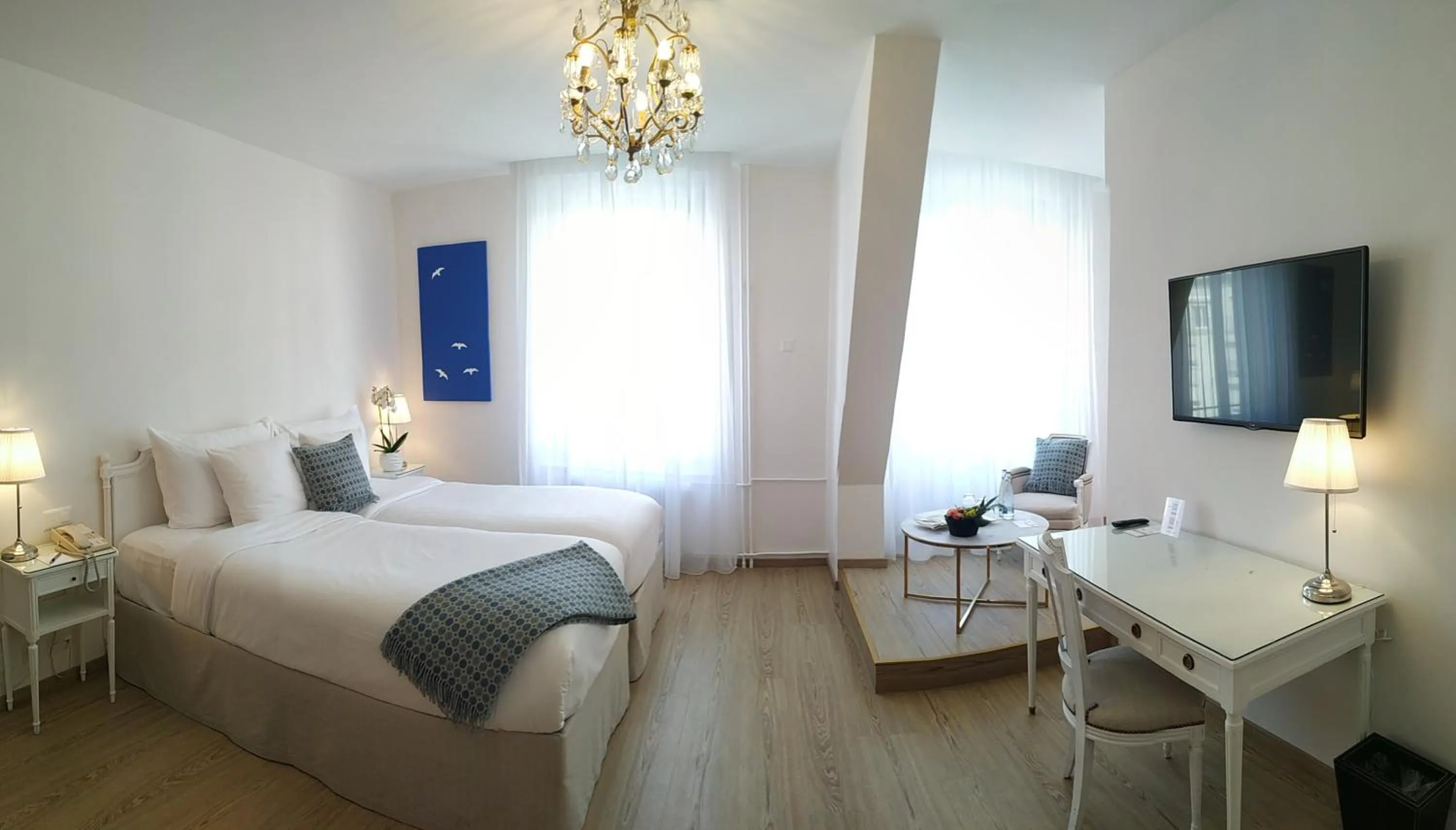 Communal lounge/ TV room, Bed in Hotel Eden Palace au Lac